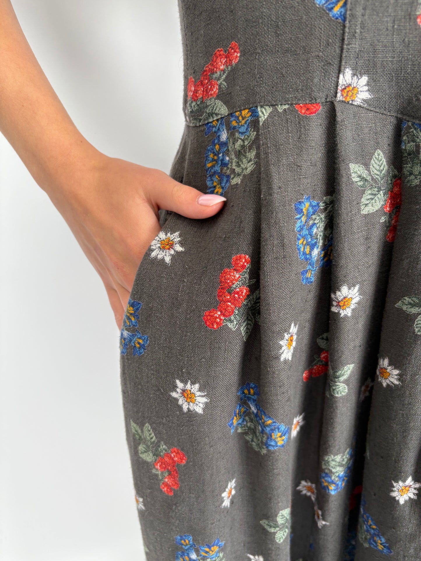 Rochie vintage din pânză grea de in cu talie ultra marcată și corsaj