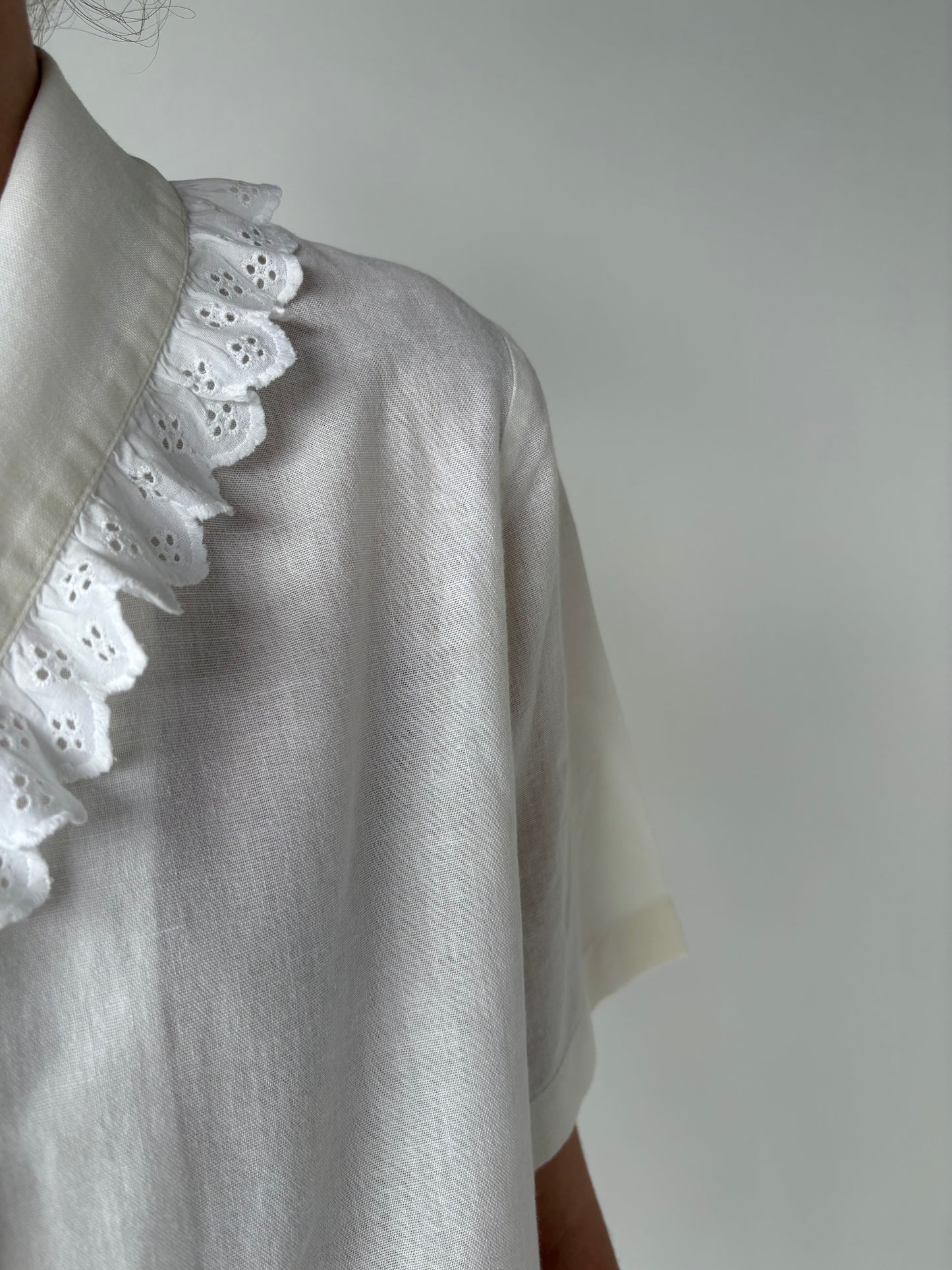 Cămașa vintage butter white cu broderie anglaise din pânză premium