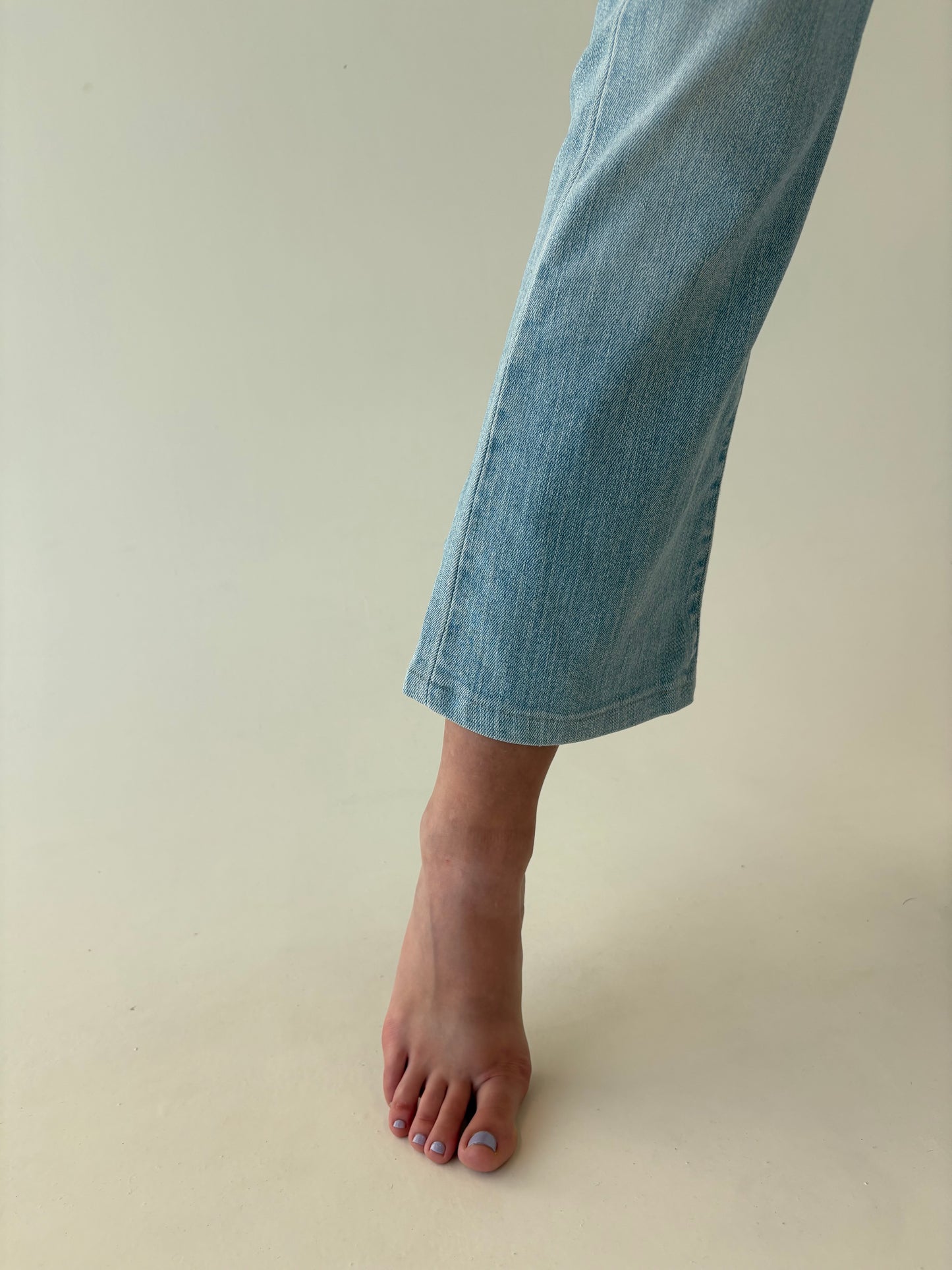 Jeans Levi’s vintage bootcut ușor strech în croi super în trend