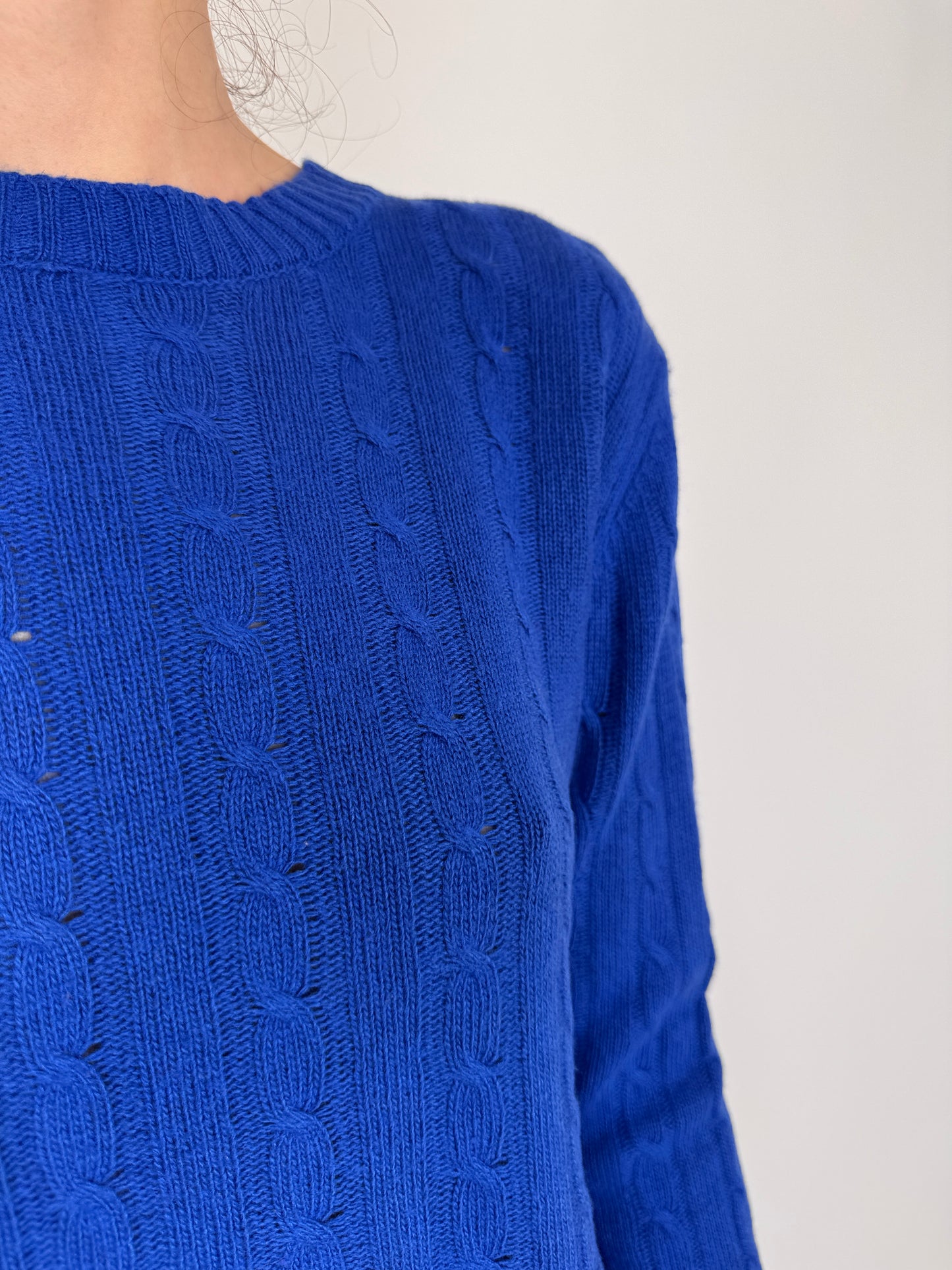 Pulover subtire albastru regal cin lana merino extrafina cu torsade