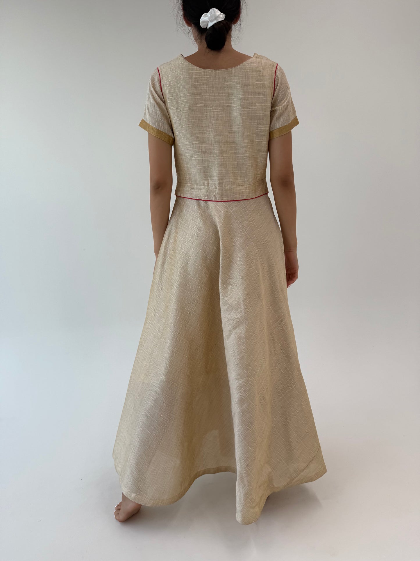 Rochie maxi light camel cu corsaj și aplicații manuale superbe