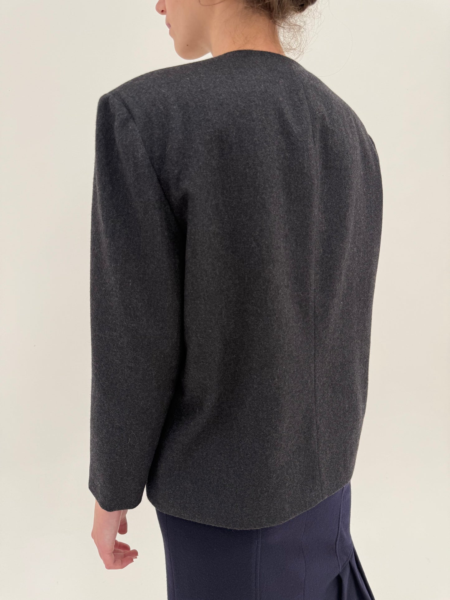 Sacou petite în stil Chanel din stofă extrafina de lana cu nasturi aurii