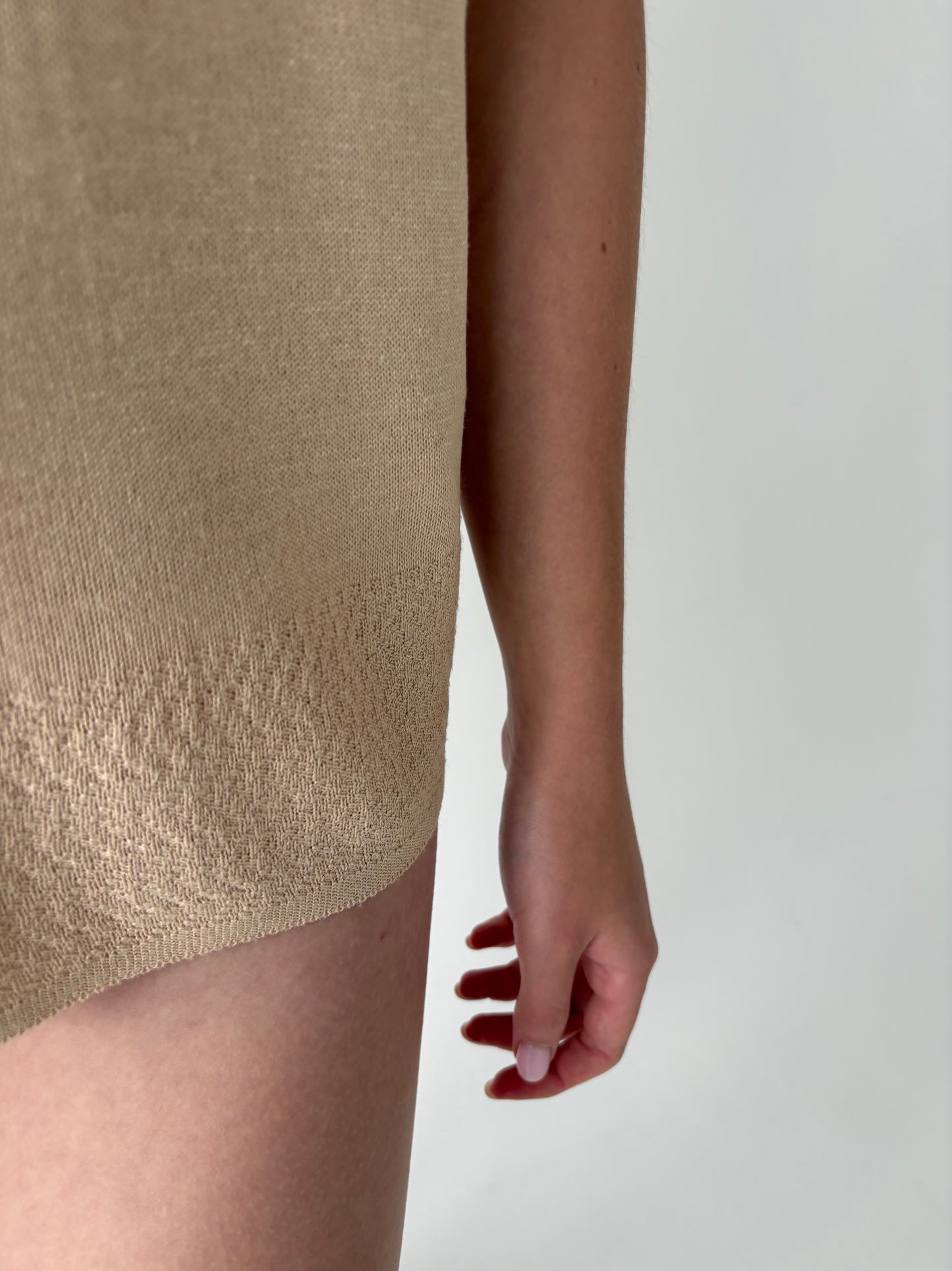 Top light nude în croi minimalist cu tiv dantelat