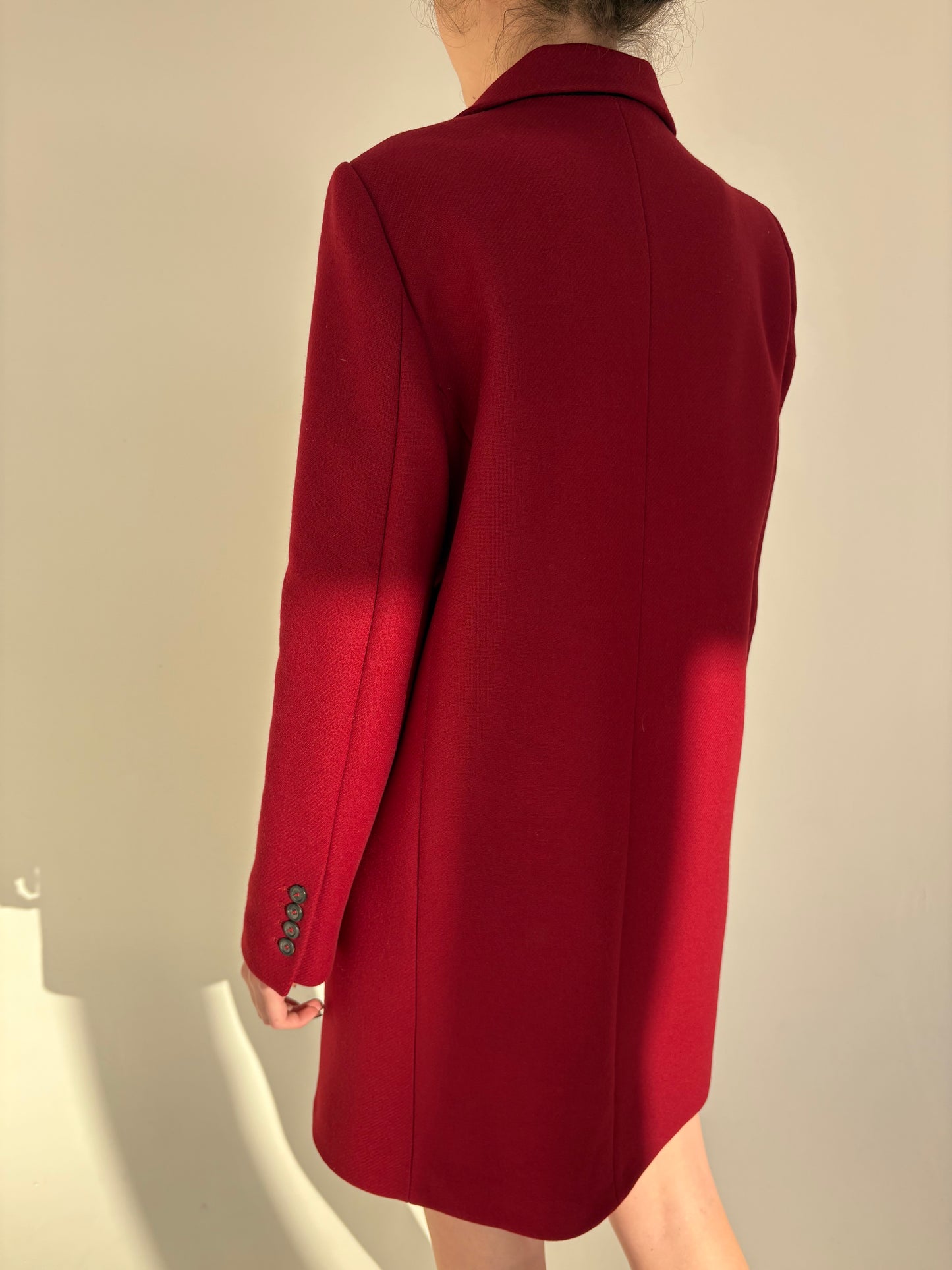 Palton cherry red cu închidere tip smoking din stofă de Lana extrafina