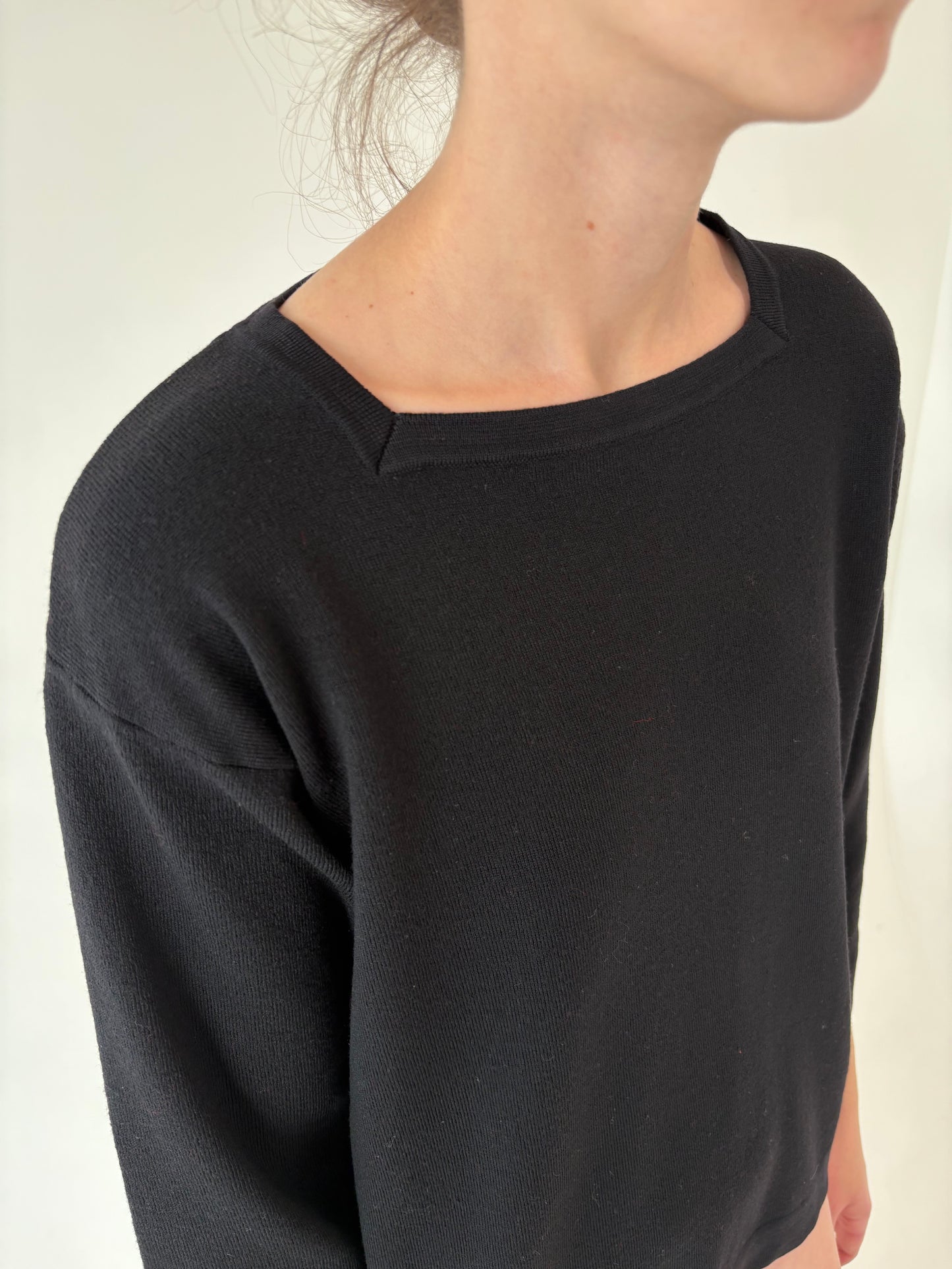 Pulover negru cu decolteu geometric din lana merino extrafina de gramaj mare
