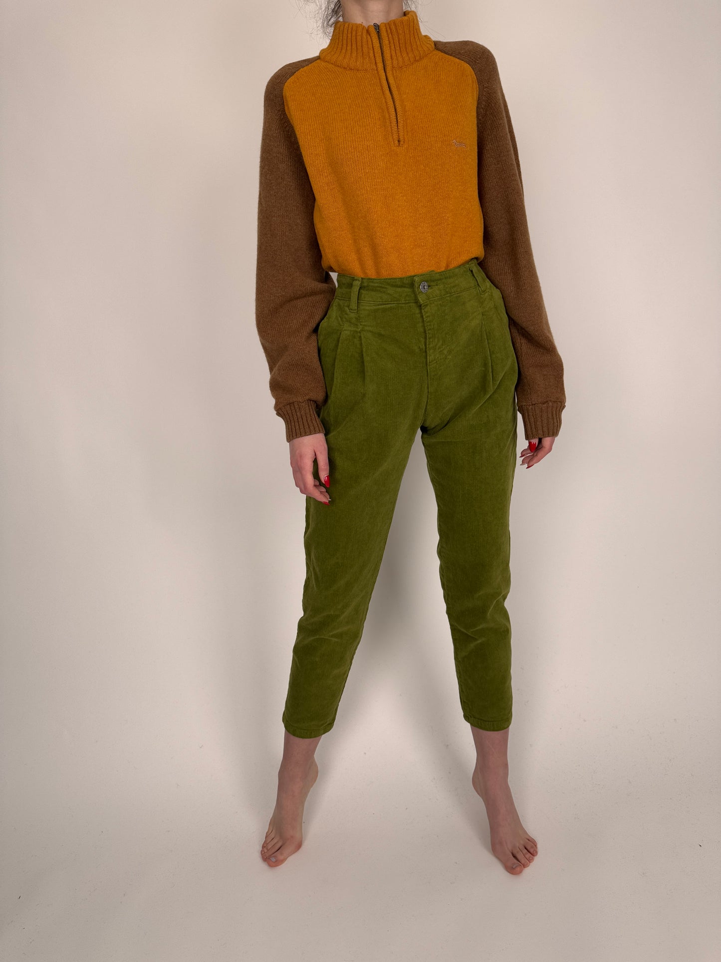 Pantaloni cu pense avocado green din catifea raiata de bumbac
