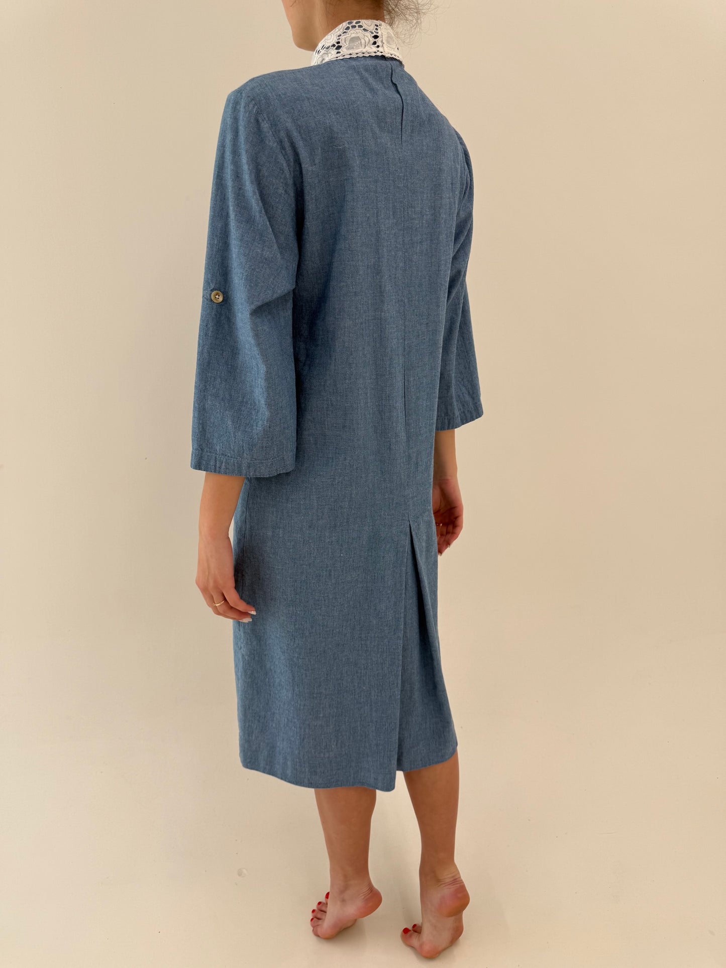 Rochie jeans blue cu nasturi aurii și guler cu broderie anglaise manual