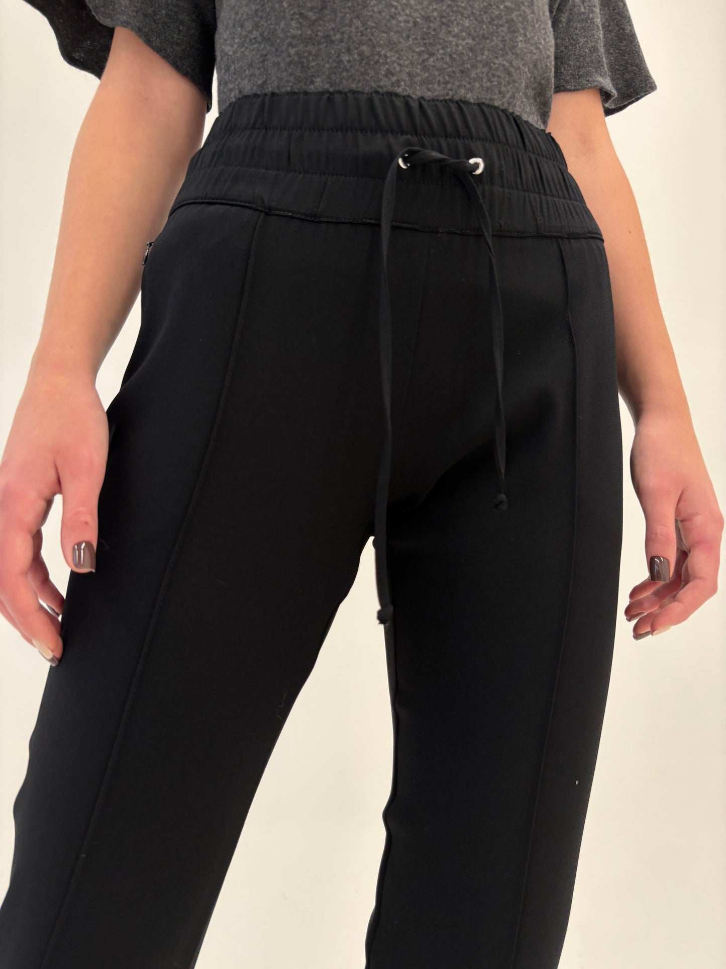 Pantaloni negri tall Laurel by Escada cu influențe casual și talie elastică