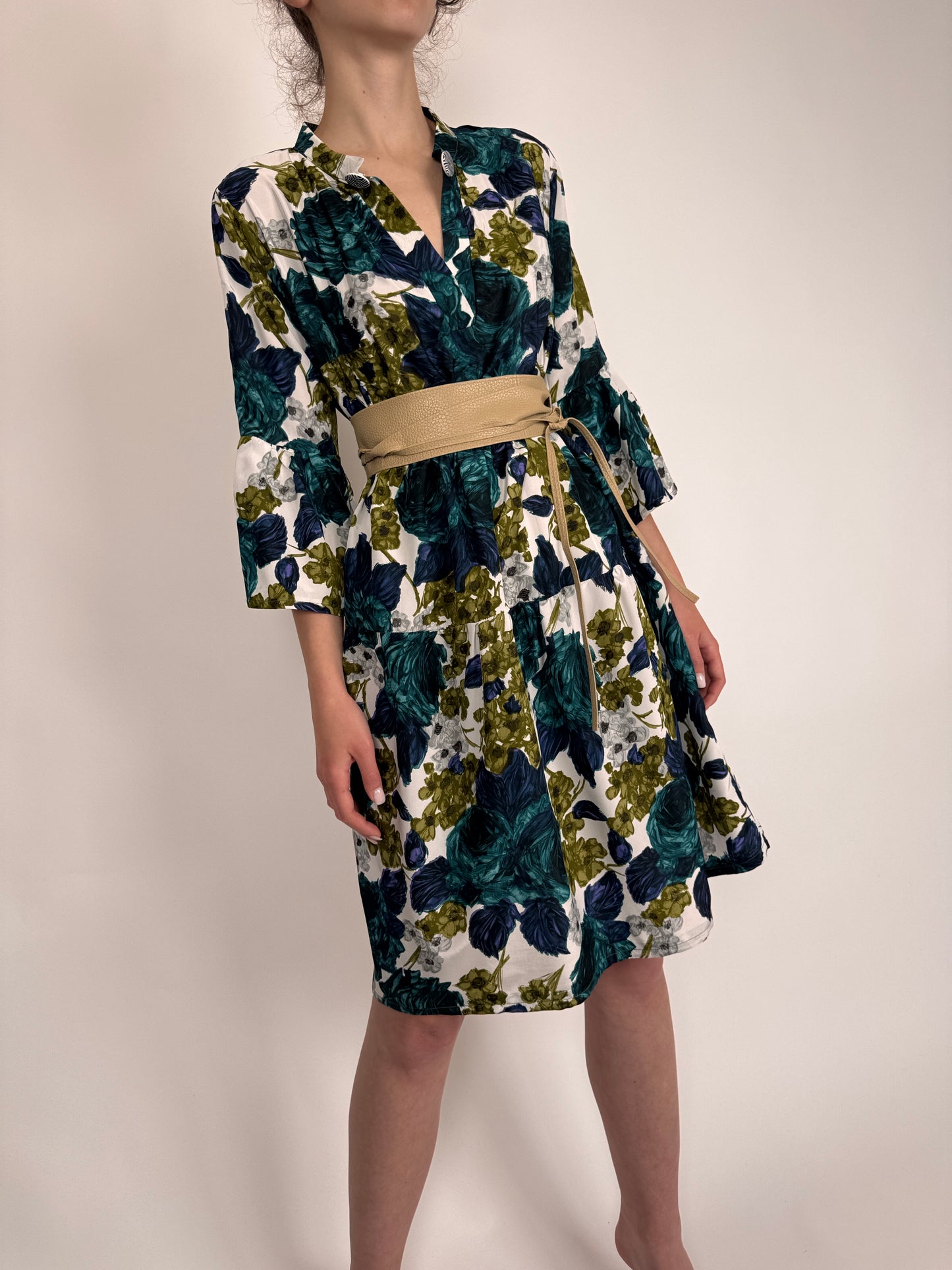 Rochie cu print floral superb în croi lejer și mâneci evazate