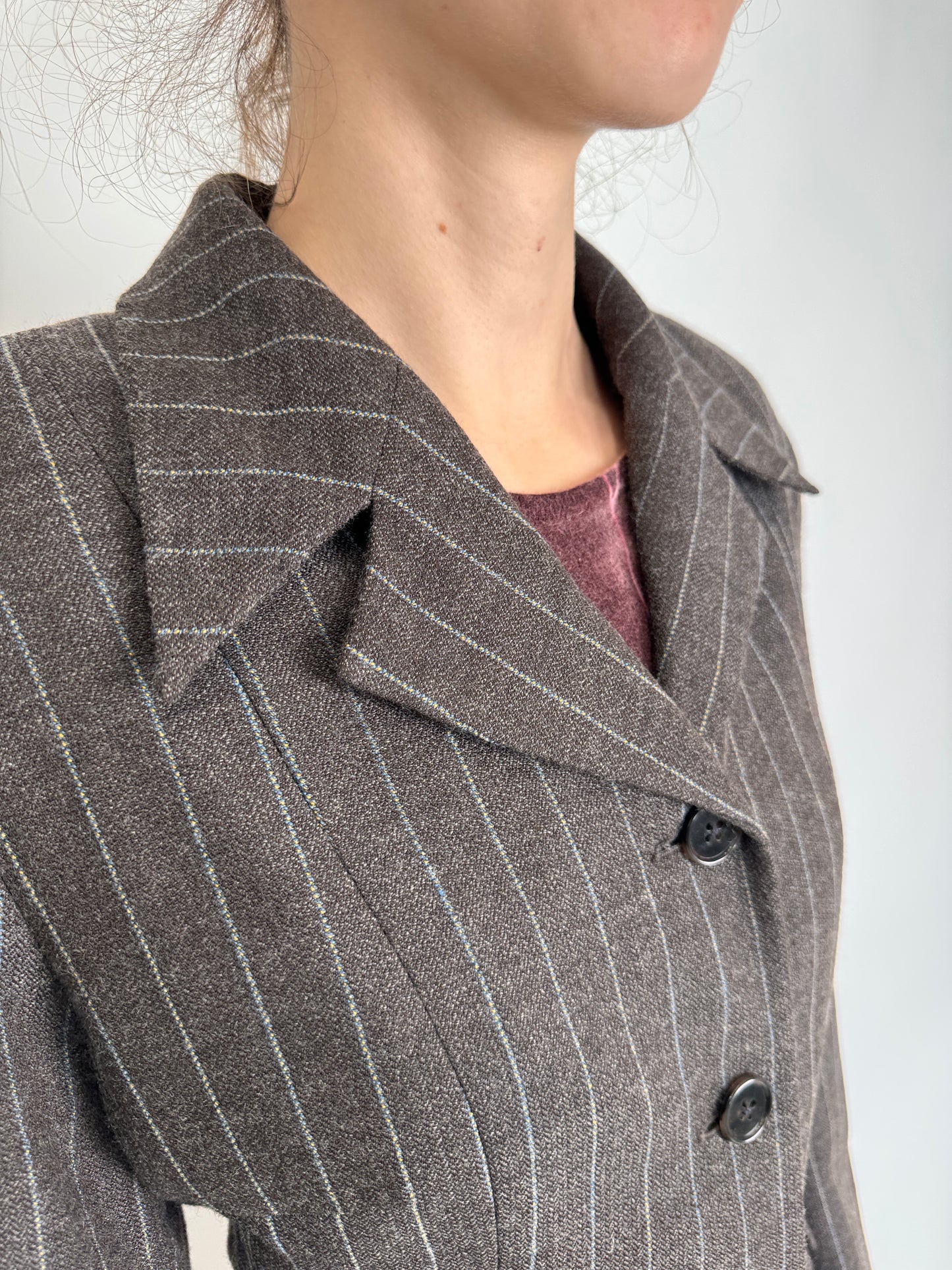Sacou tall cambrat wenge brown cu dungi fine verticale baby blue