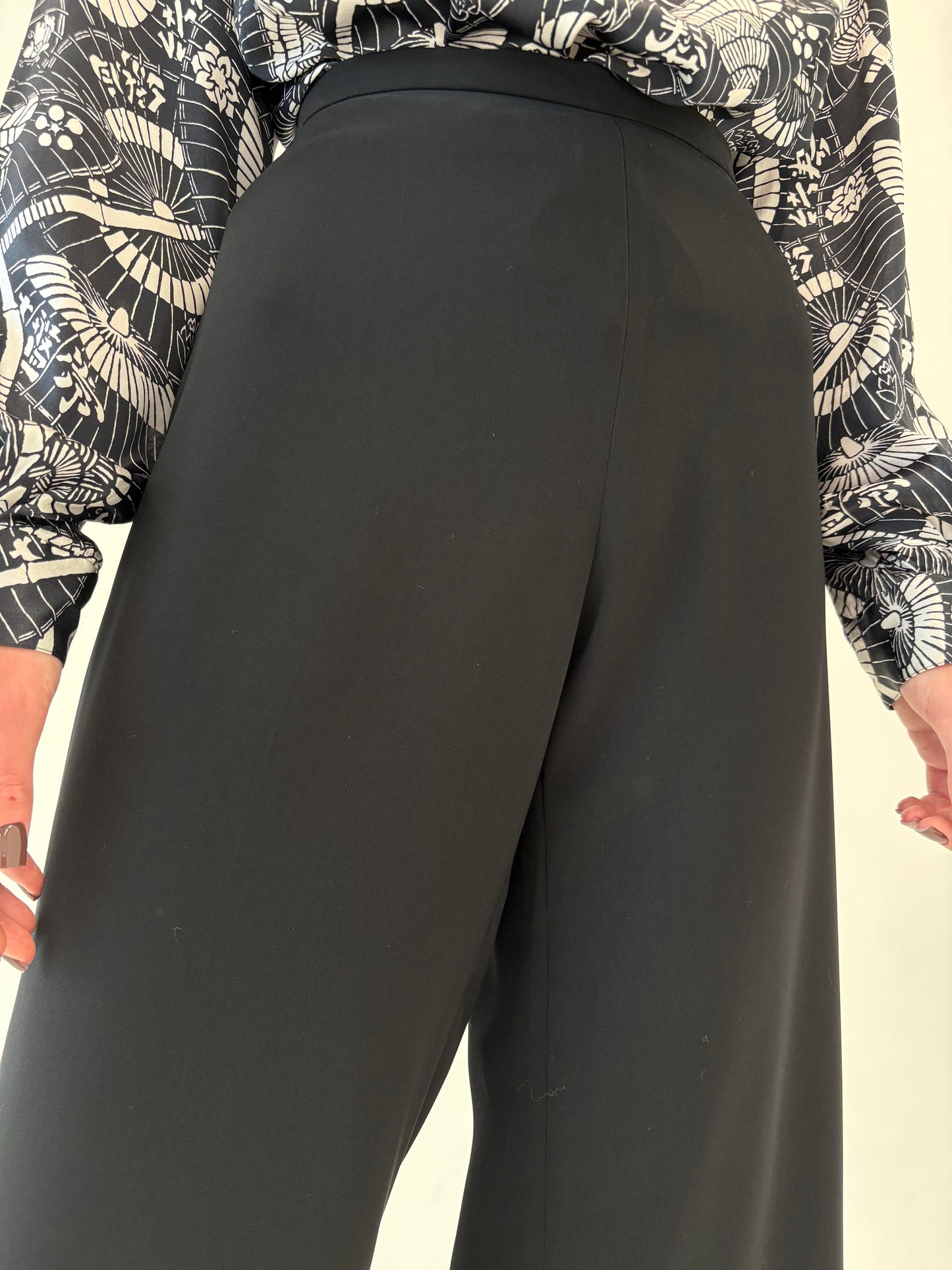 Pantaloni palazzo negri de la zi la seară