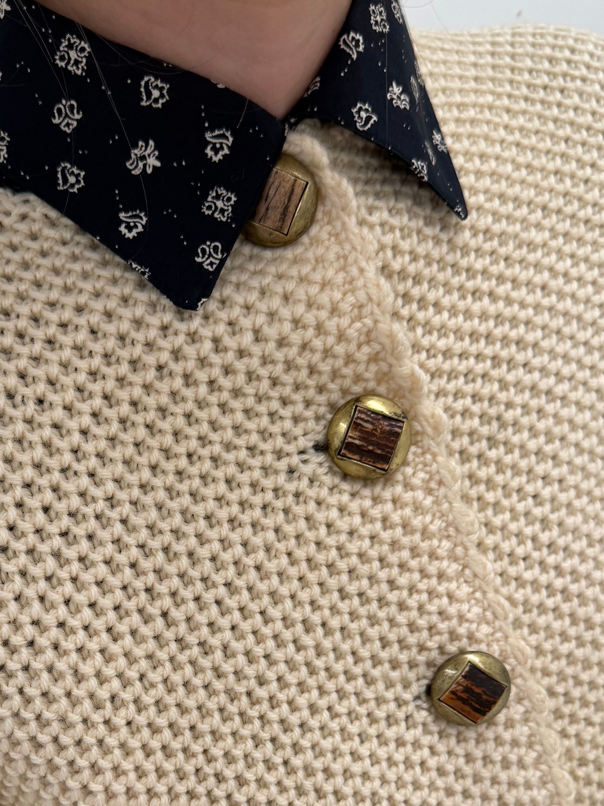Jacheta tip cardigan vintage superb din lana texturată cu nasturi decorativi
