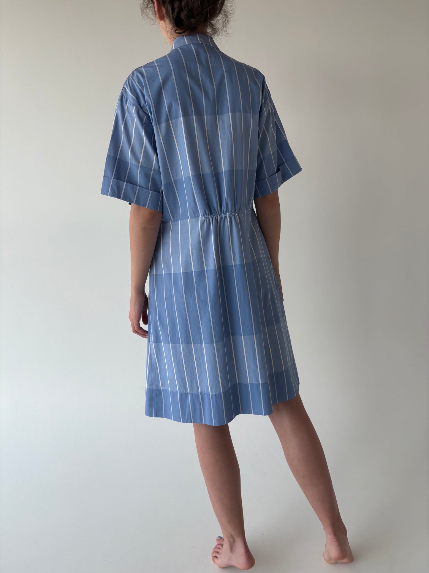 Rochie din poplin de bumbac în croi retro minimalist cu talie marcată