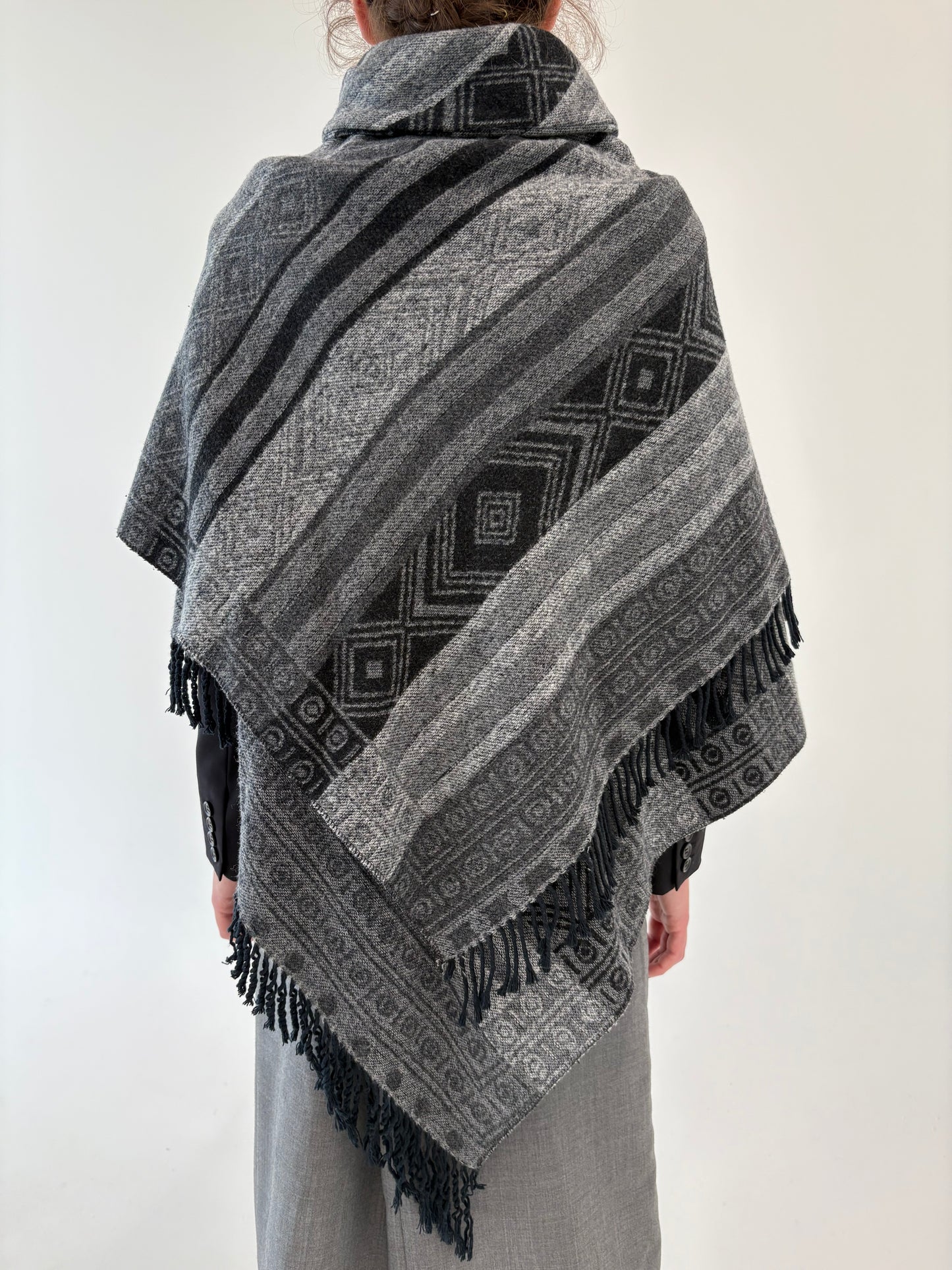 Capa dublată din lana extrafina în minate de gri