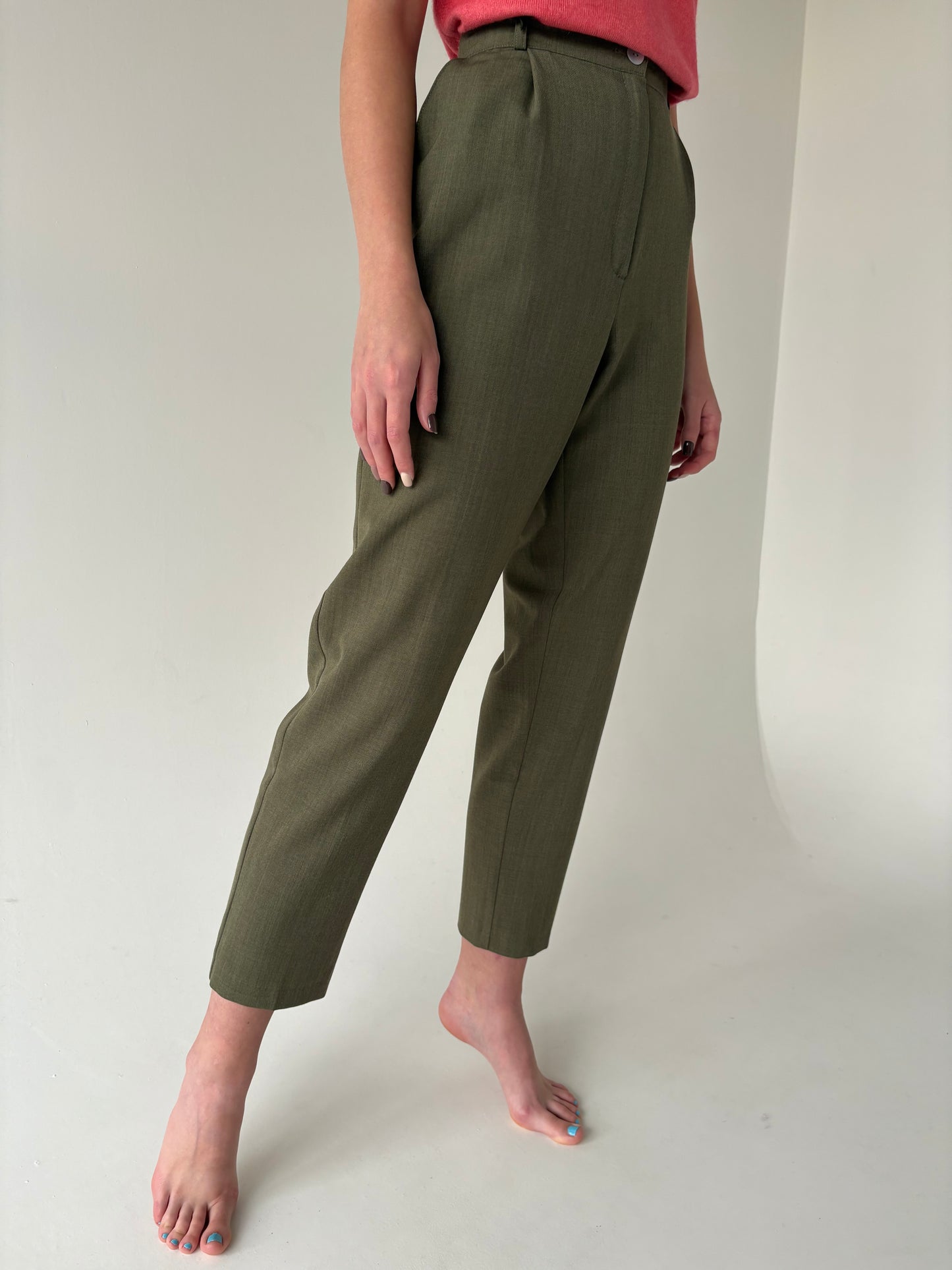 Pantaloni kaki cu pense și talie înaltă din lana extrafina