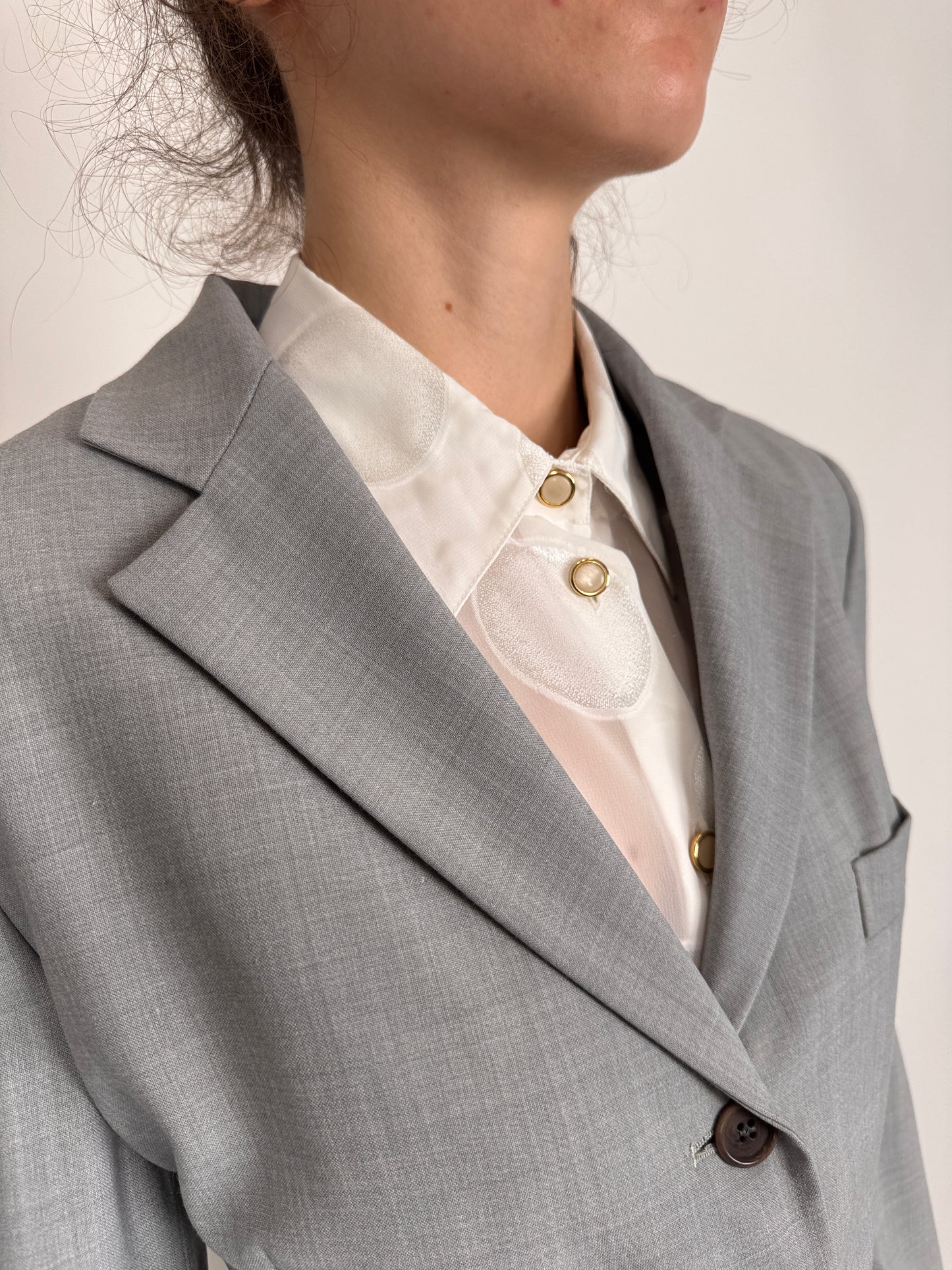 Costum light gray în croi minimalist