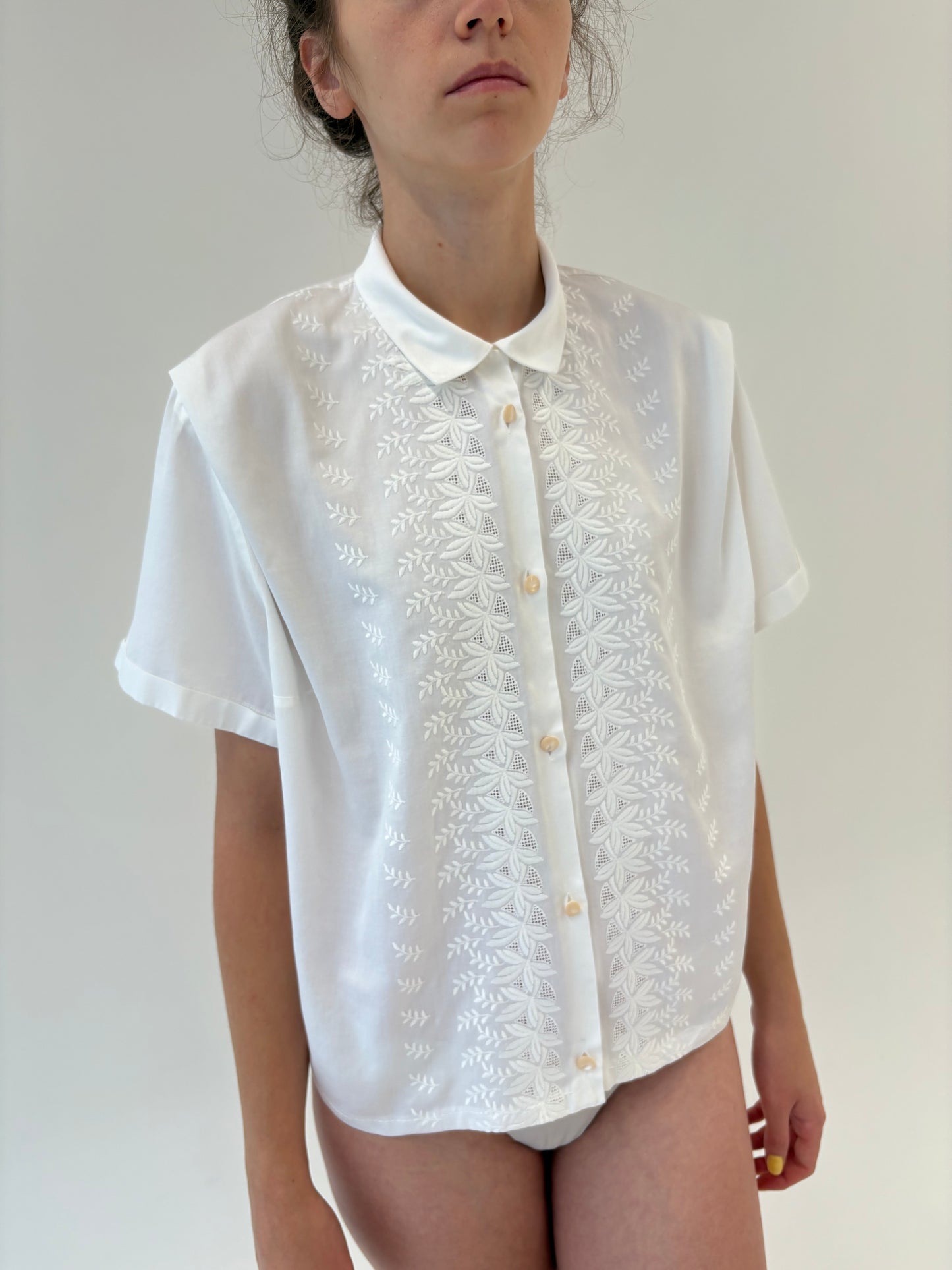 Cămașa vintage cu broderie excepțională pe bumbac satinat