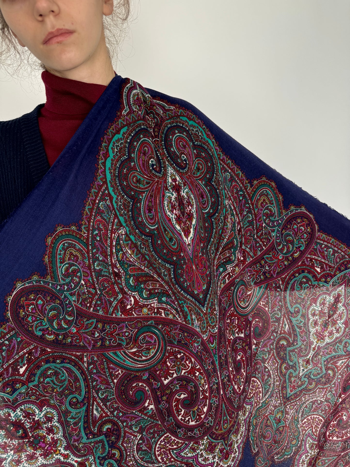 Eșarfă XXXL din lana extrafina cu print paisley burgundy și verde pe Navy