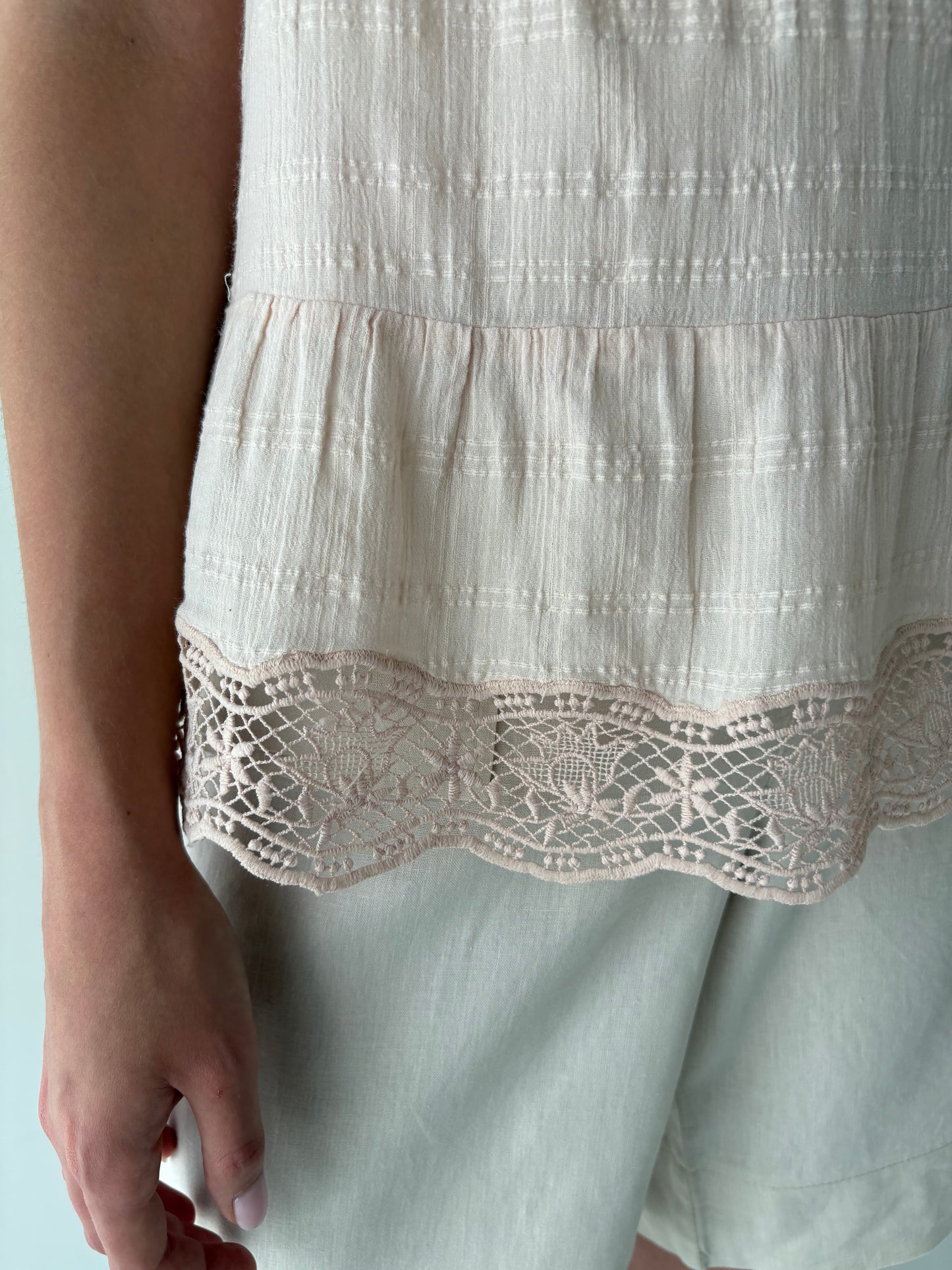 Top roz pudrat din mouselline cu dantelă macrame