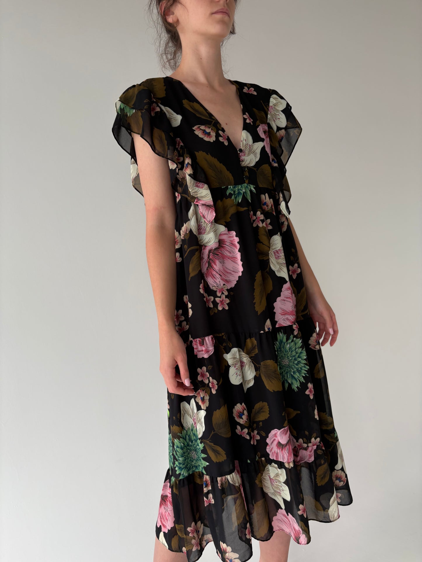 Rochie neagră cu print floral superb și mănecute cu volan