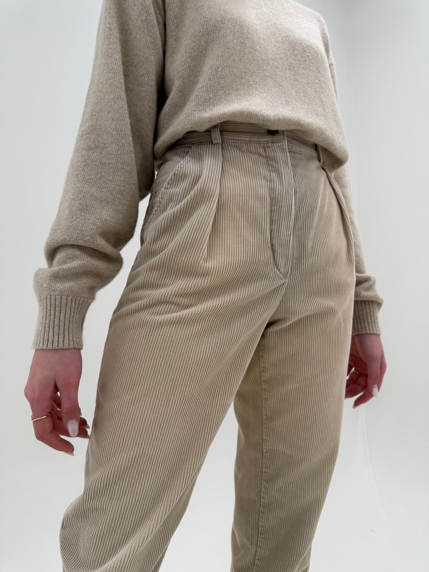 Pantaloni vintage petite de brand luxury Les Copains din corduroy nude cu talie ultra înaltă