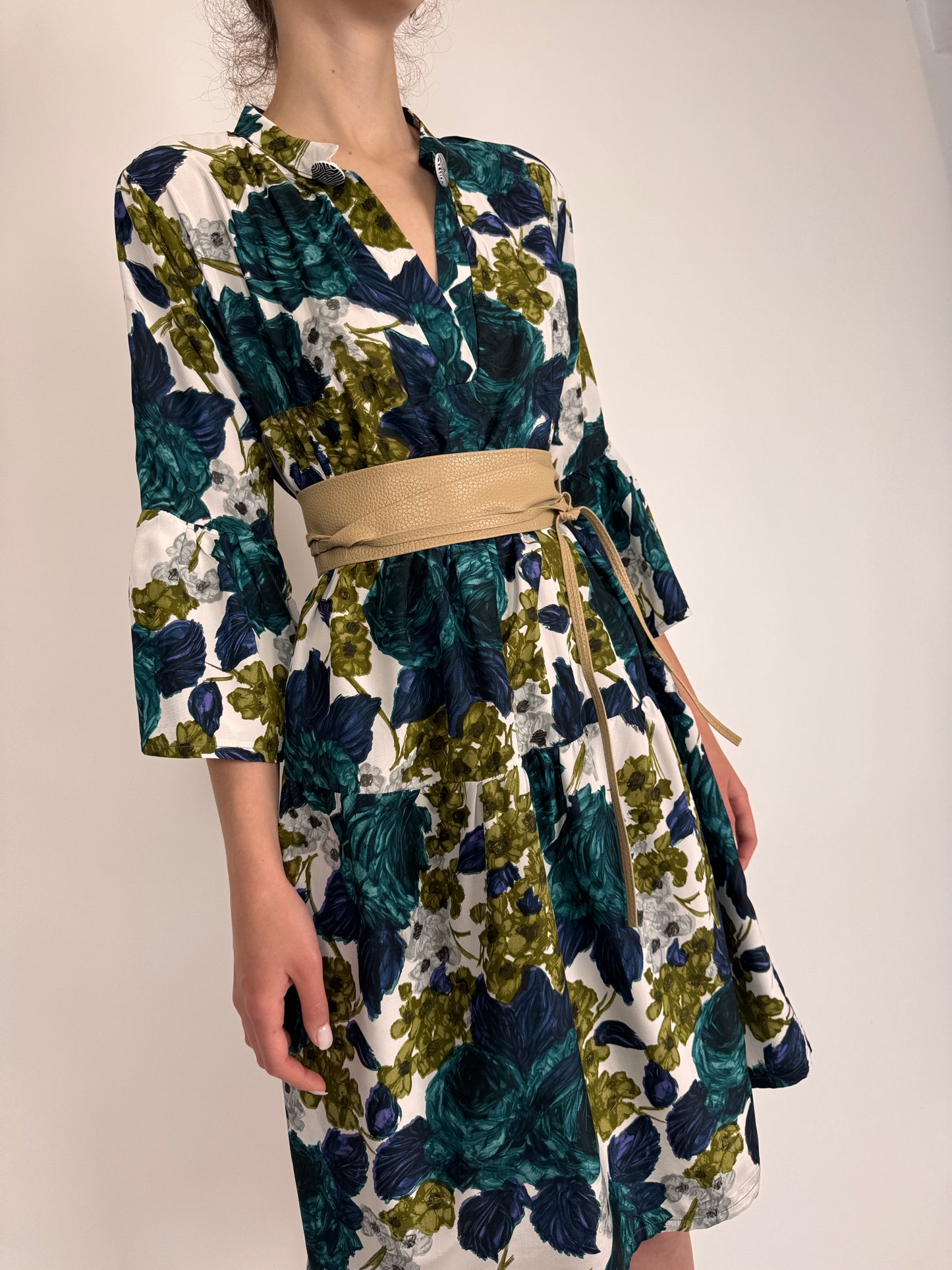 Rochie cu print floral superb în croi lejer și mâneci evazate