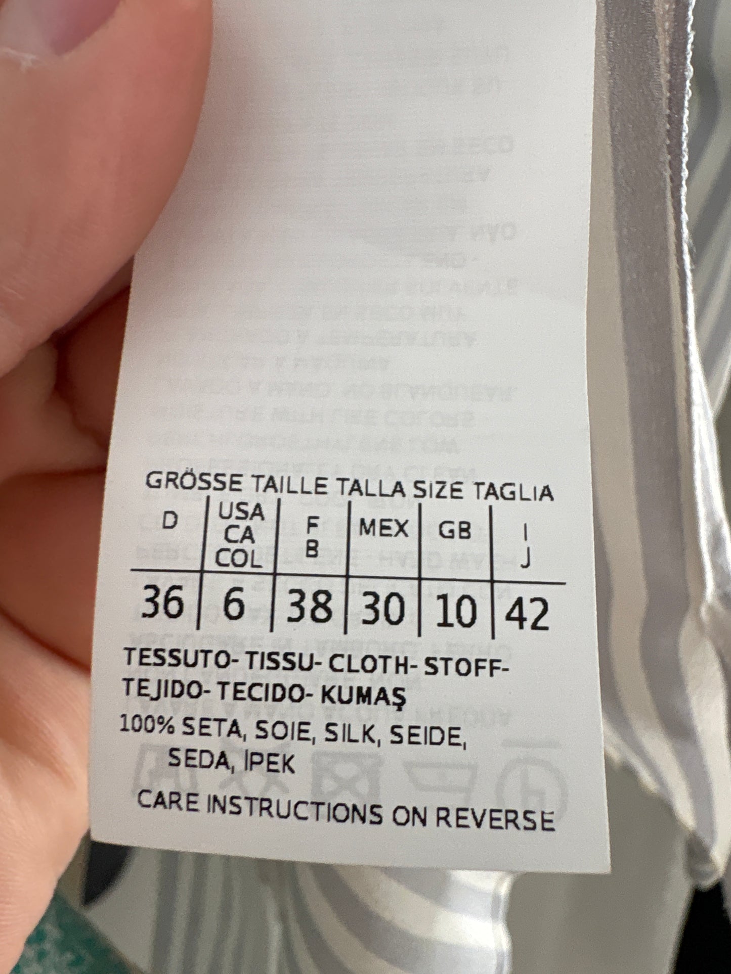 Cămașa nouă din mătase naturală în dungi fine verticale gama Max Mara