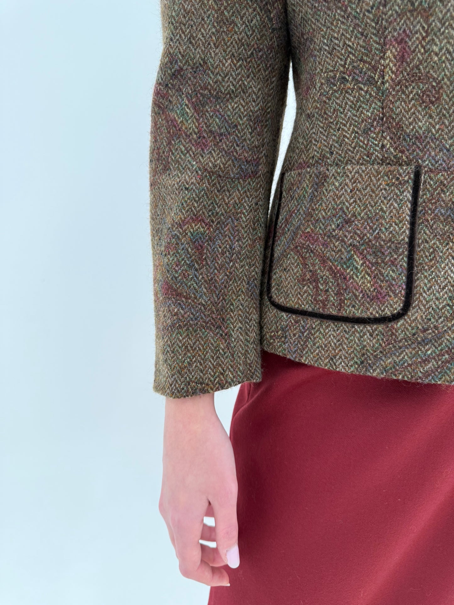 Sacou cambrat de brand Madeleine din tweed de lana cu print floral