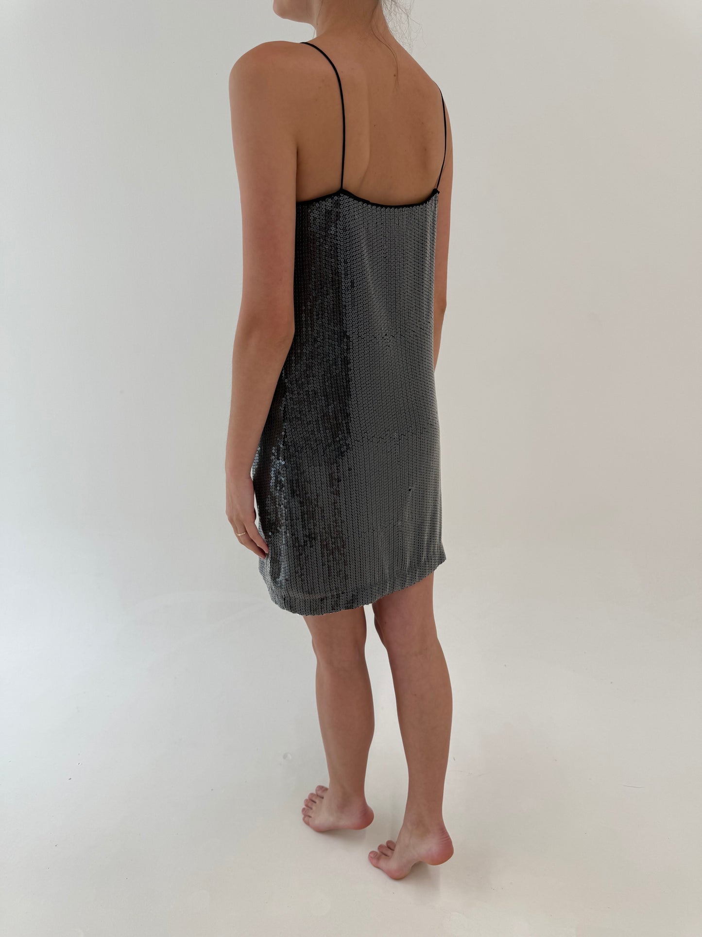 Slip dress Calvin Klein integral paietată super revenita in trend in croi minimalist