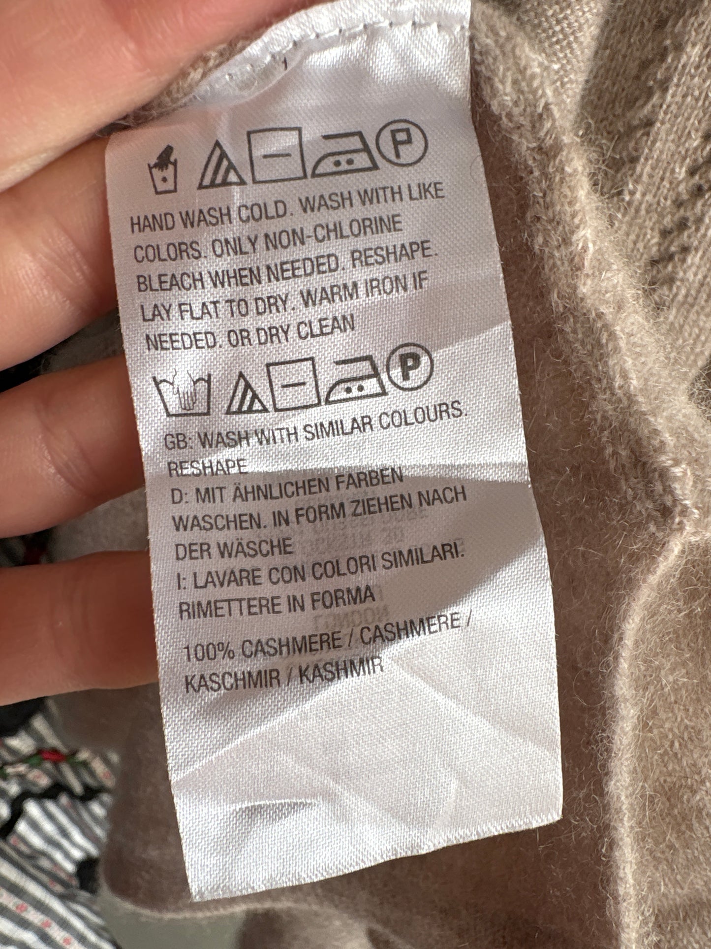 Cardigan nude cu glugă din cașmir în croi lung cu mânecă reglabilă din manșetă