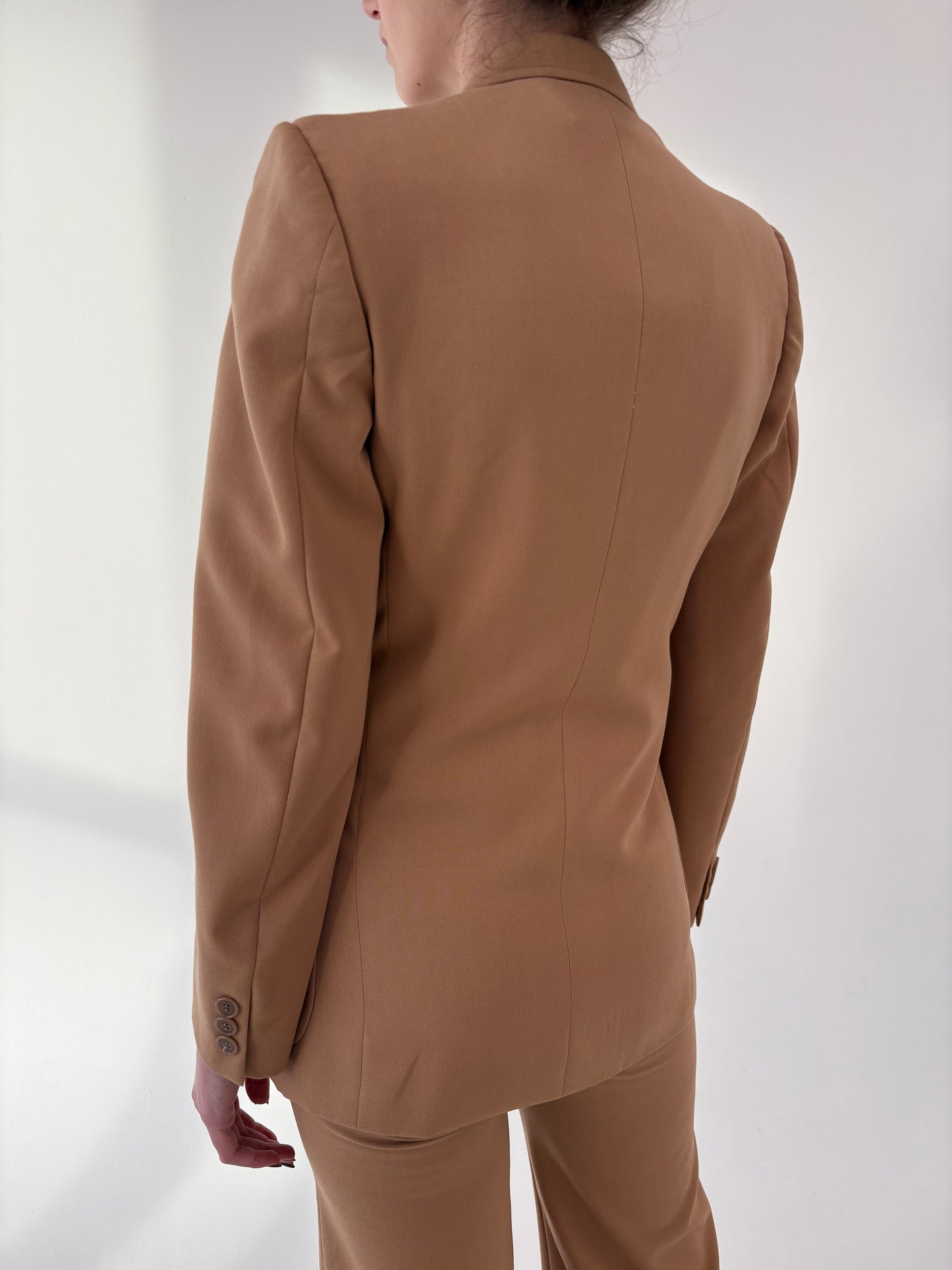 Costum camel din lana extrafina cu sacou în stil Prada si pantaloni evazați