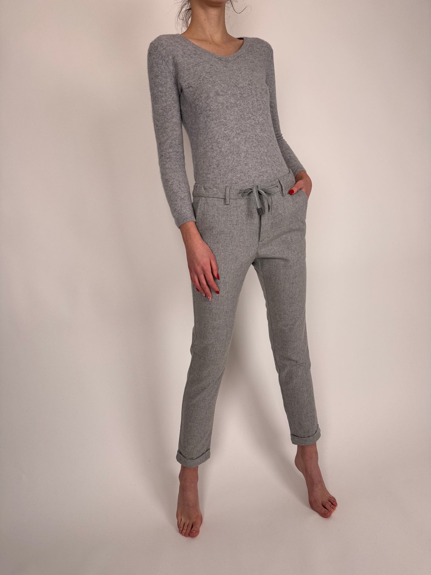 Pantaloni cloud gray din lana extrafina cu influențe sport
