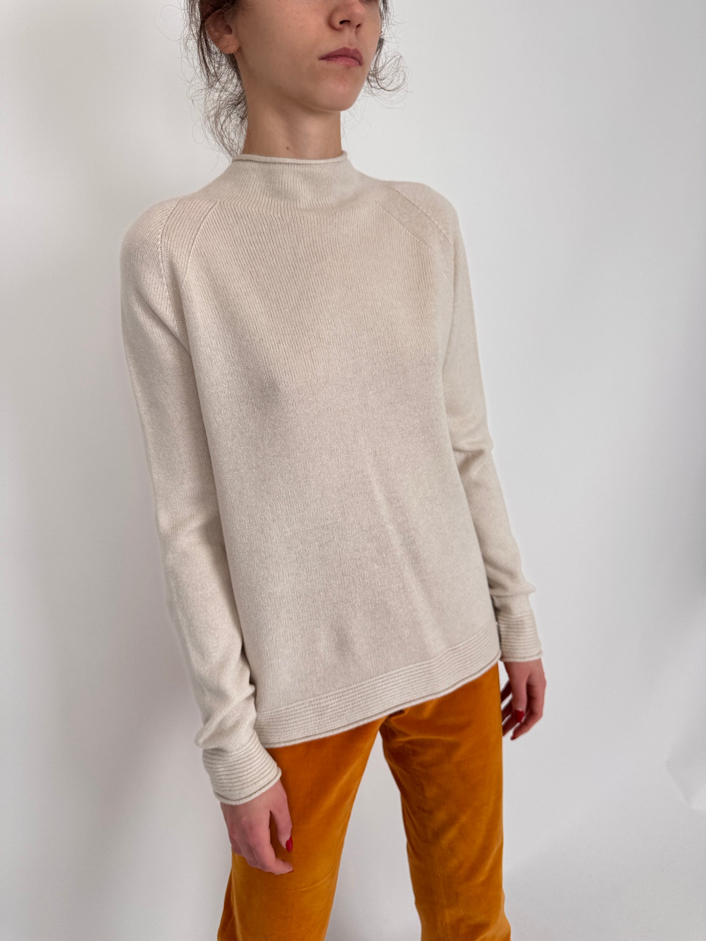 Maleta off white din lana merino extrafina în croi minimalist