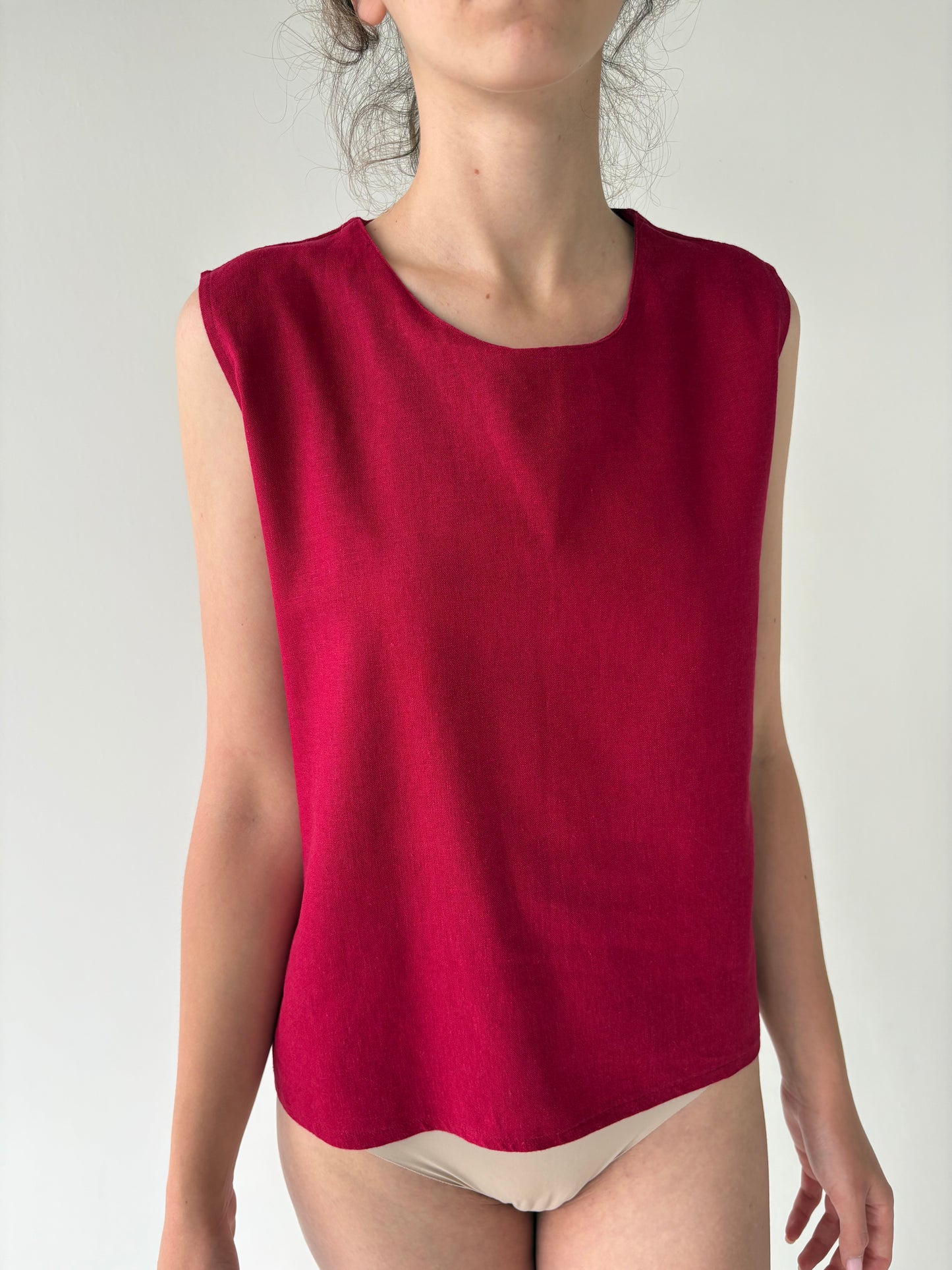 Top din pânză de in și bumbac cherry red în croi minimalist