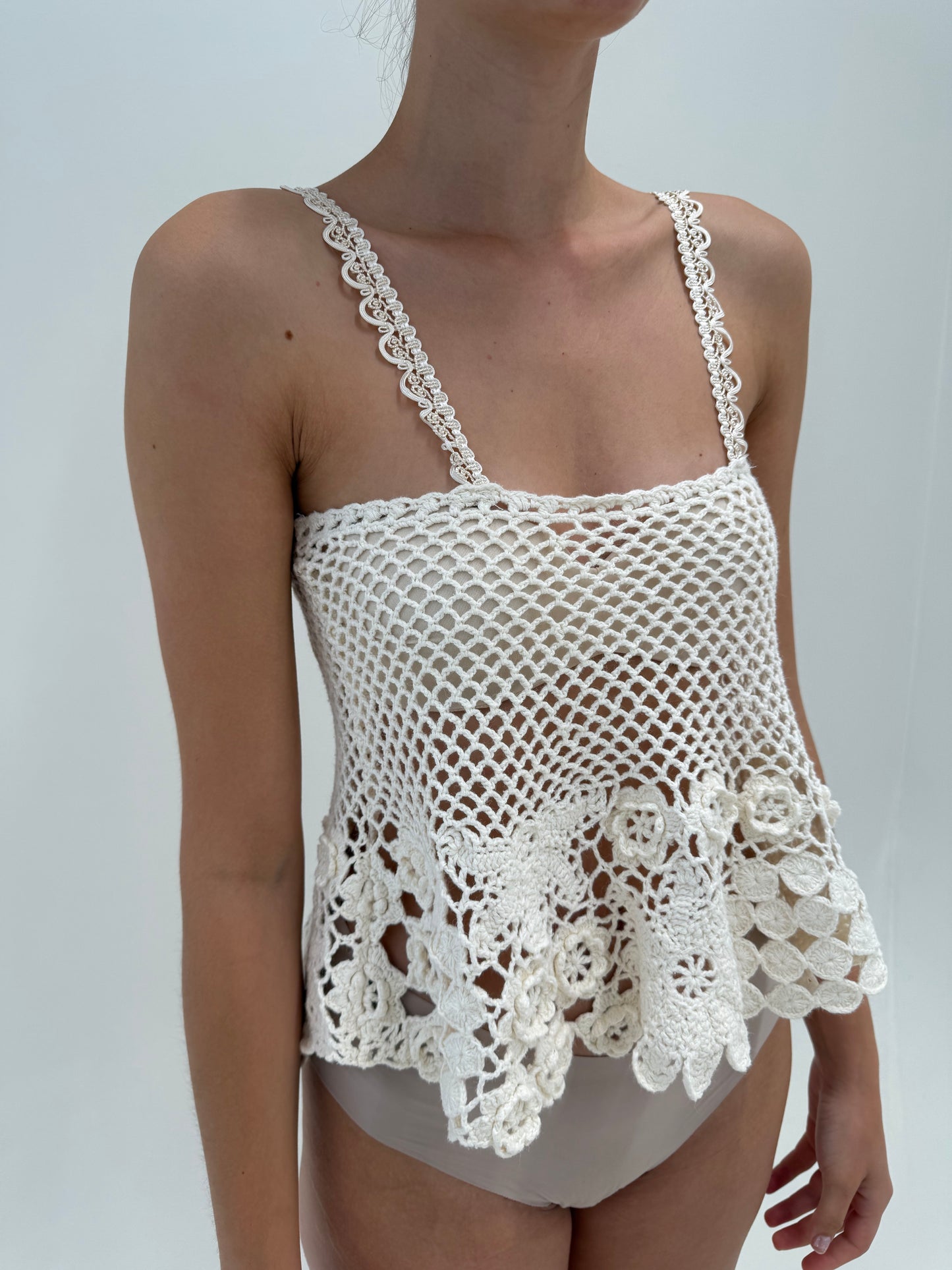 Top excepțional din macrame integral lucrat manual 3D butter white