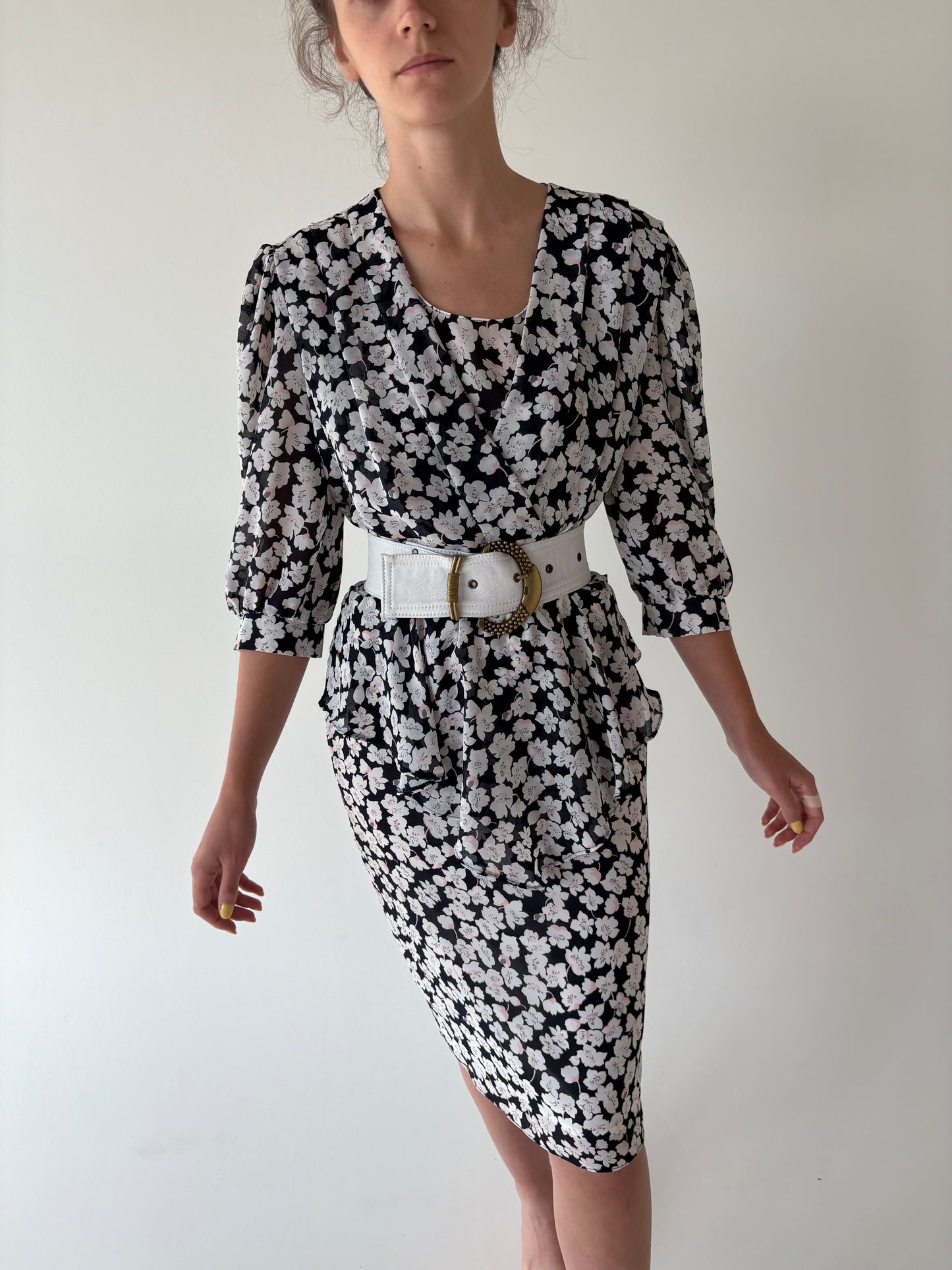 Rochie vintage cu print floral delicat și talie ultra marcată cu peplum
