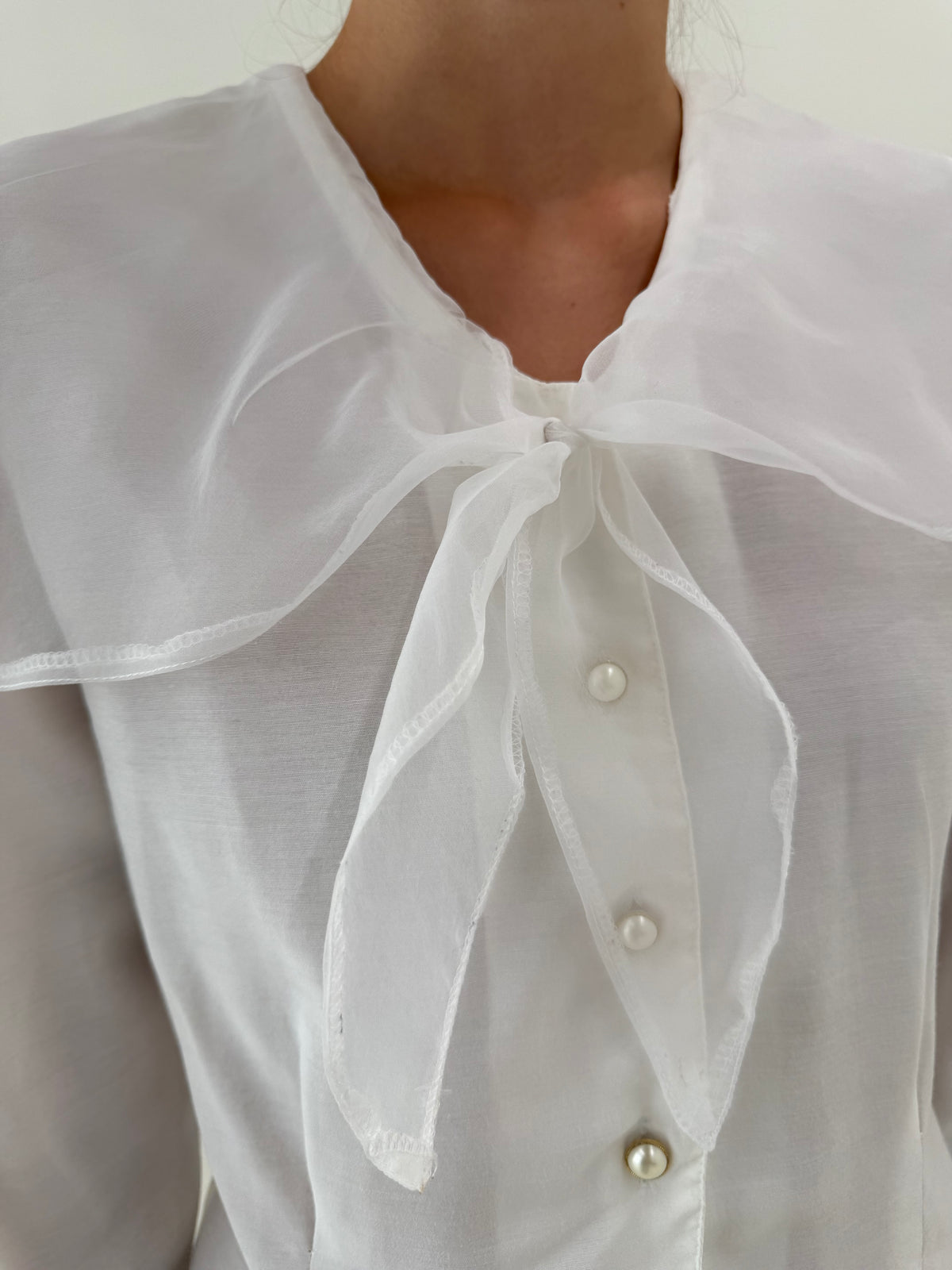 Cămașa vintage cambrata cu guler supradimensionat din organza