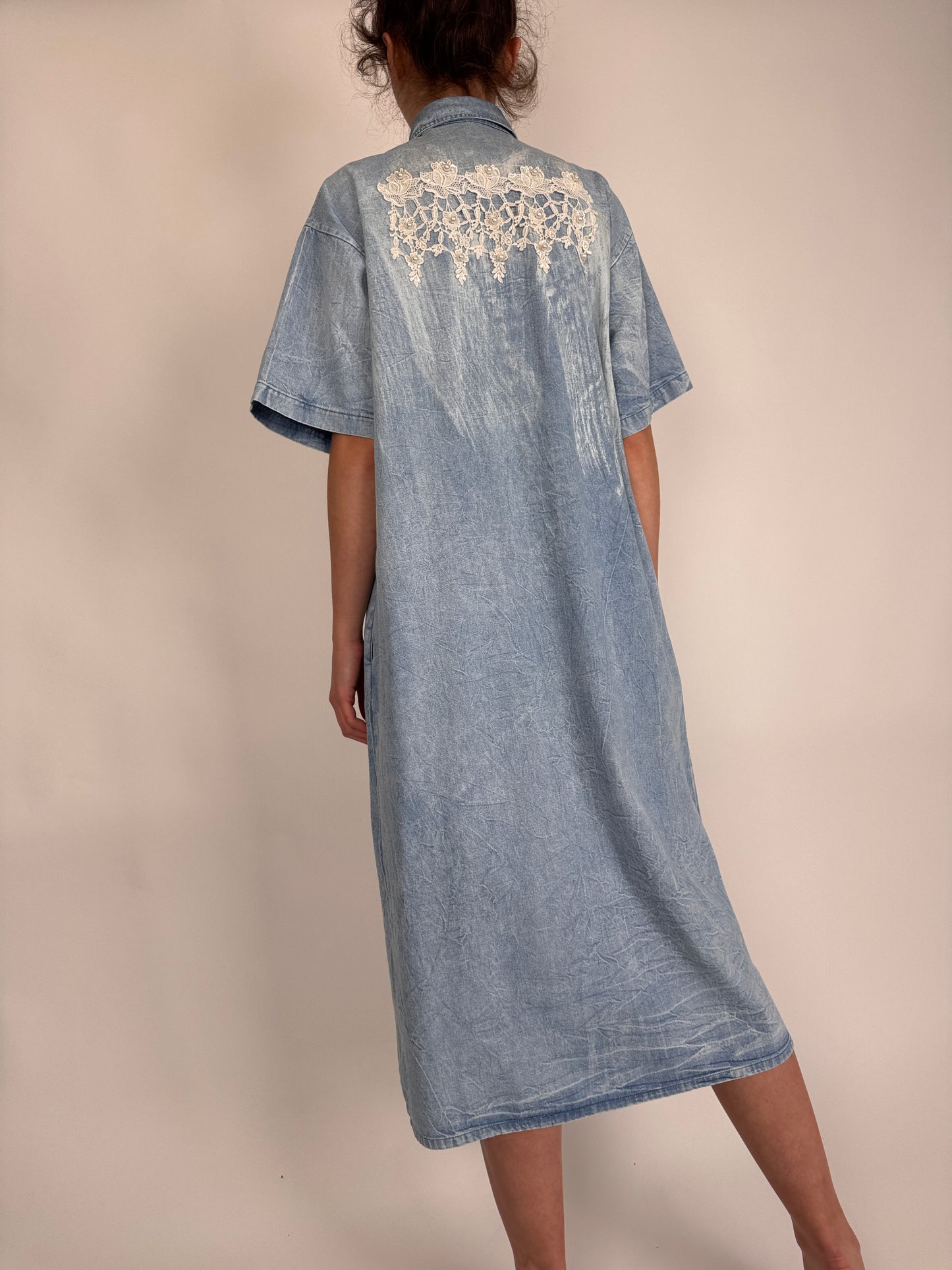 Rochie vintage de jeans cu aplicații de dantelă macrame și perle