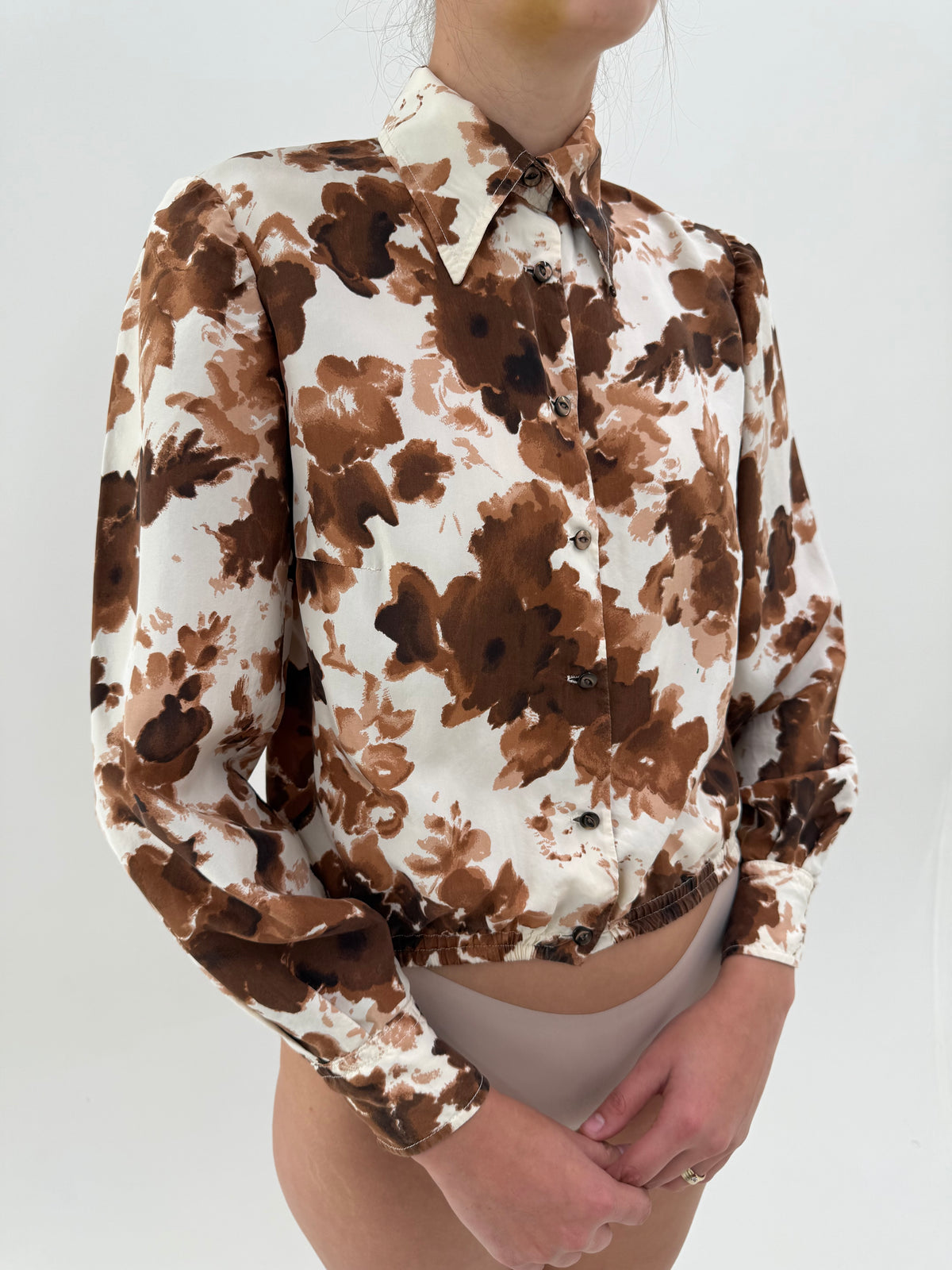 Cămașa din mătase naturală cu print superb floral stilizat chocolate brown
