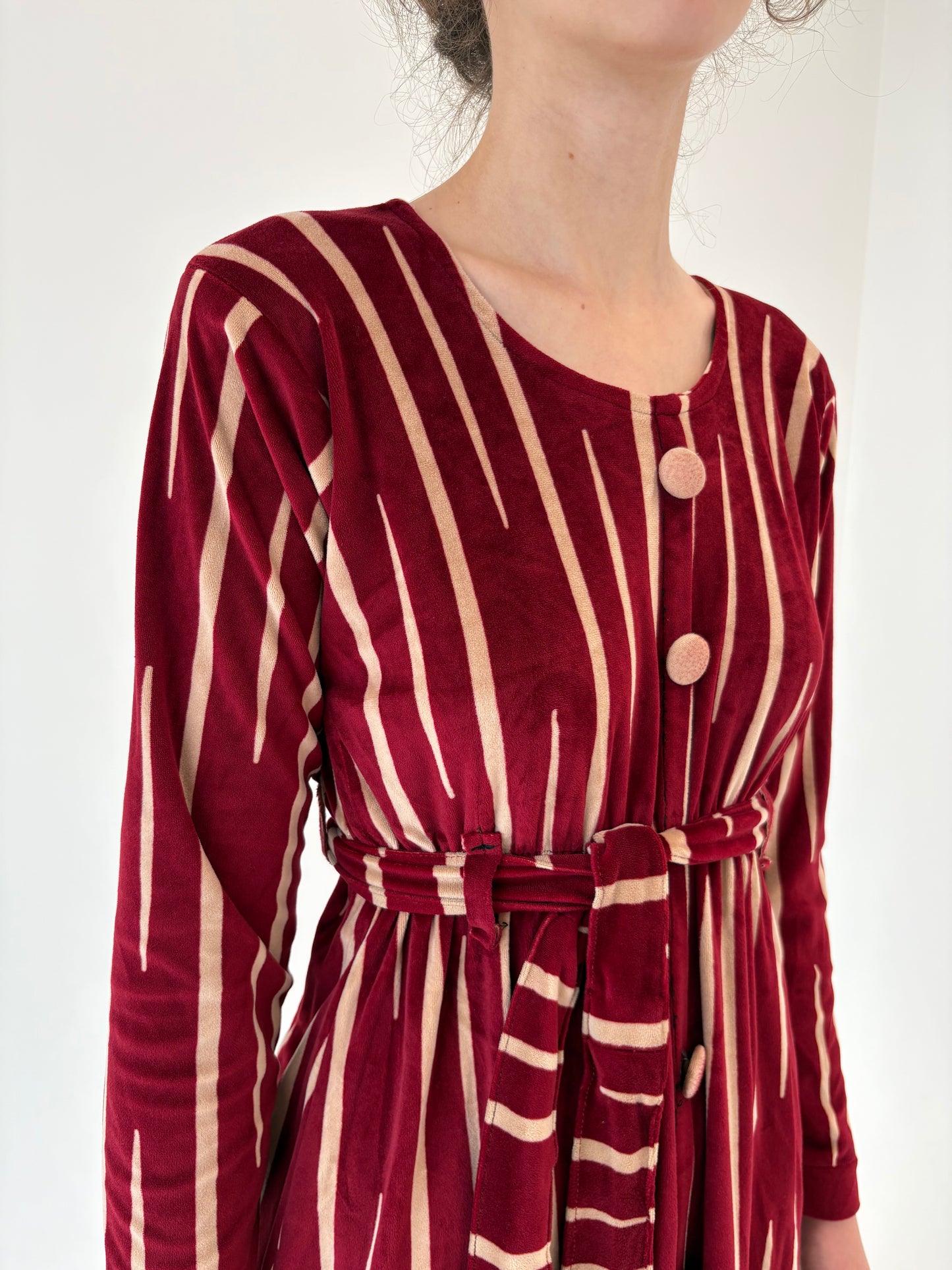 Rochie maxi din catifea burgundy cu dungi verticale camel și talie marcată