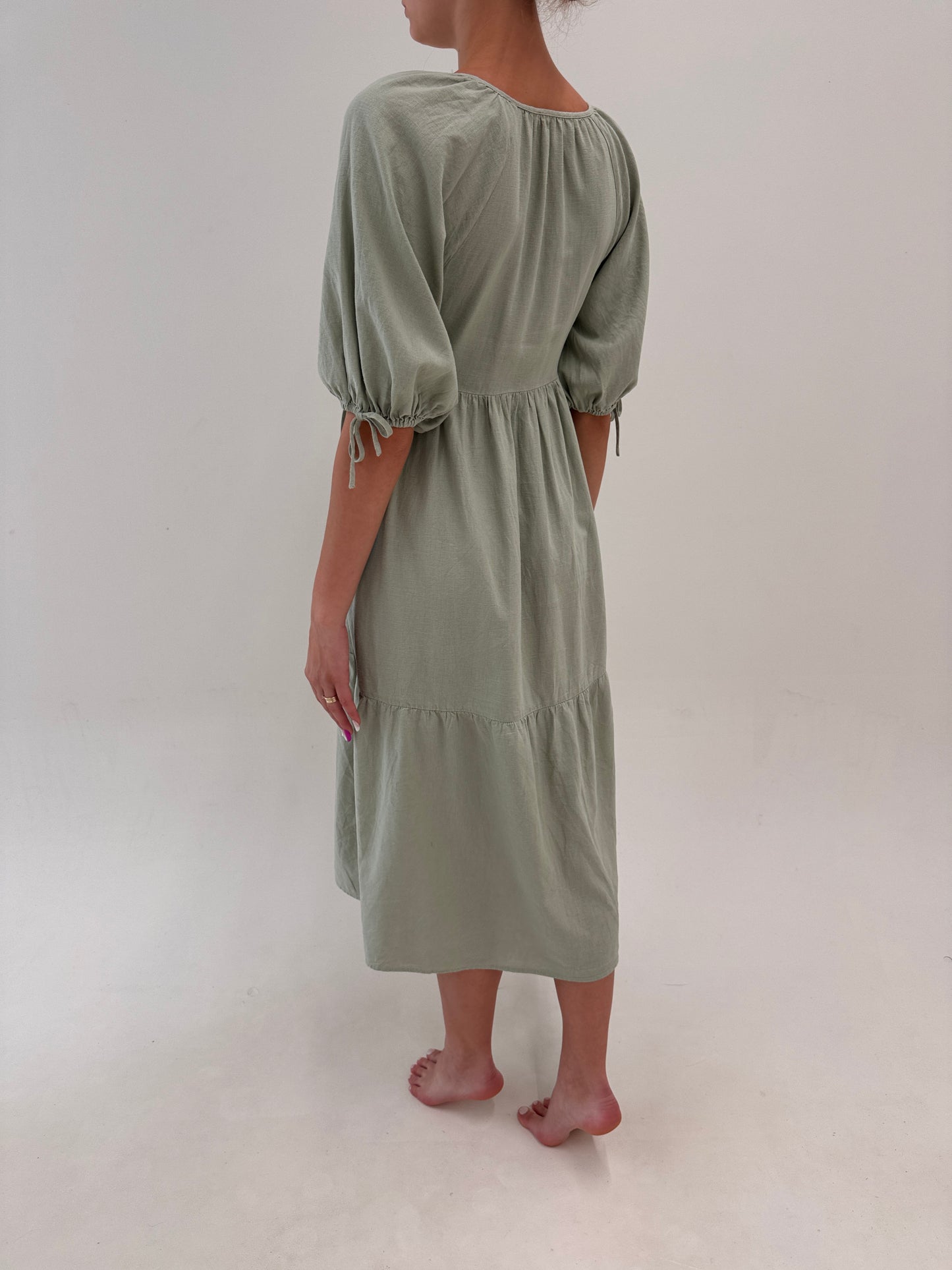 Rochie maxi din in premium dusty mint green petrecută cu mâneci ușor bufante
