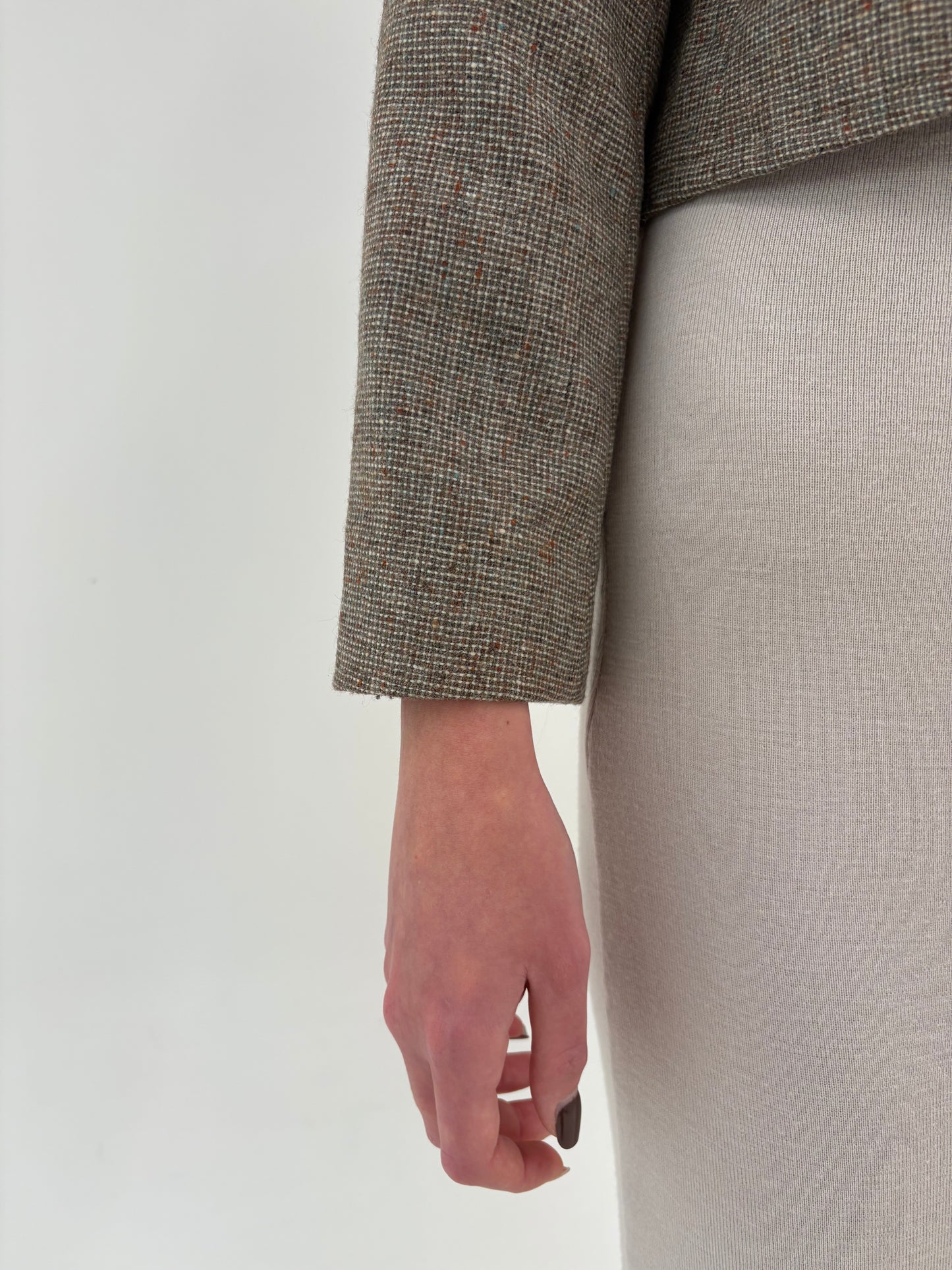 Jacheta din tweed Donegal în stil Chanel și nuanțe neutre superbe