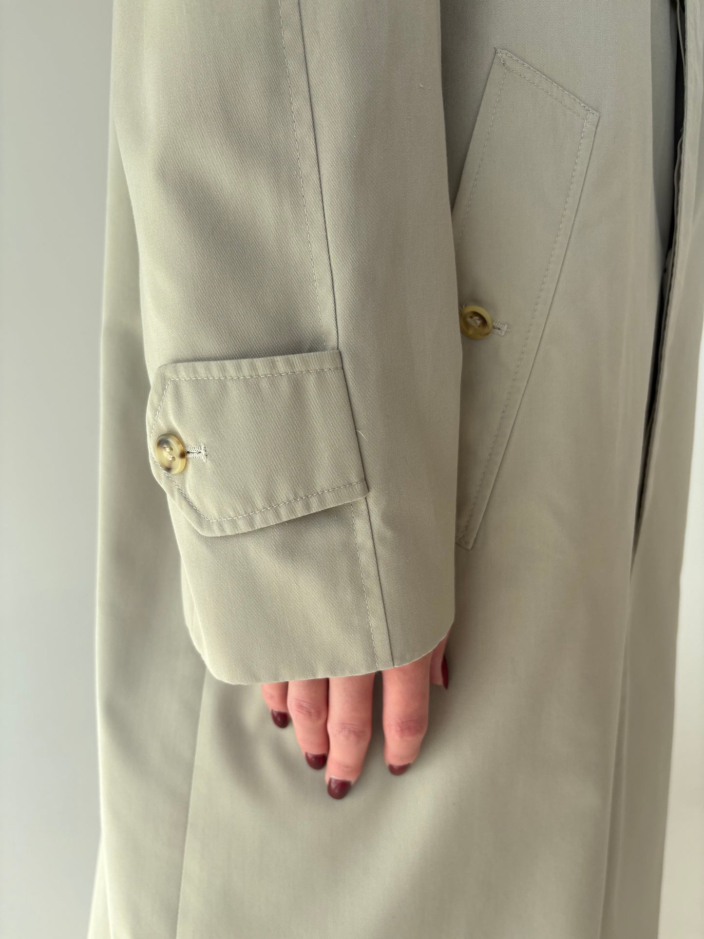 Trench vintage light nude impermeabil în croi revenit în trend