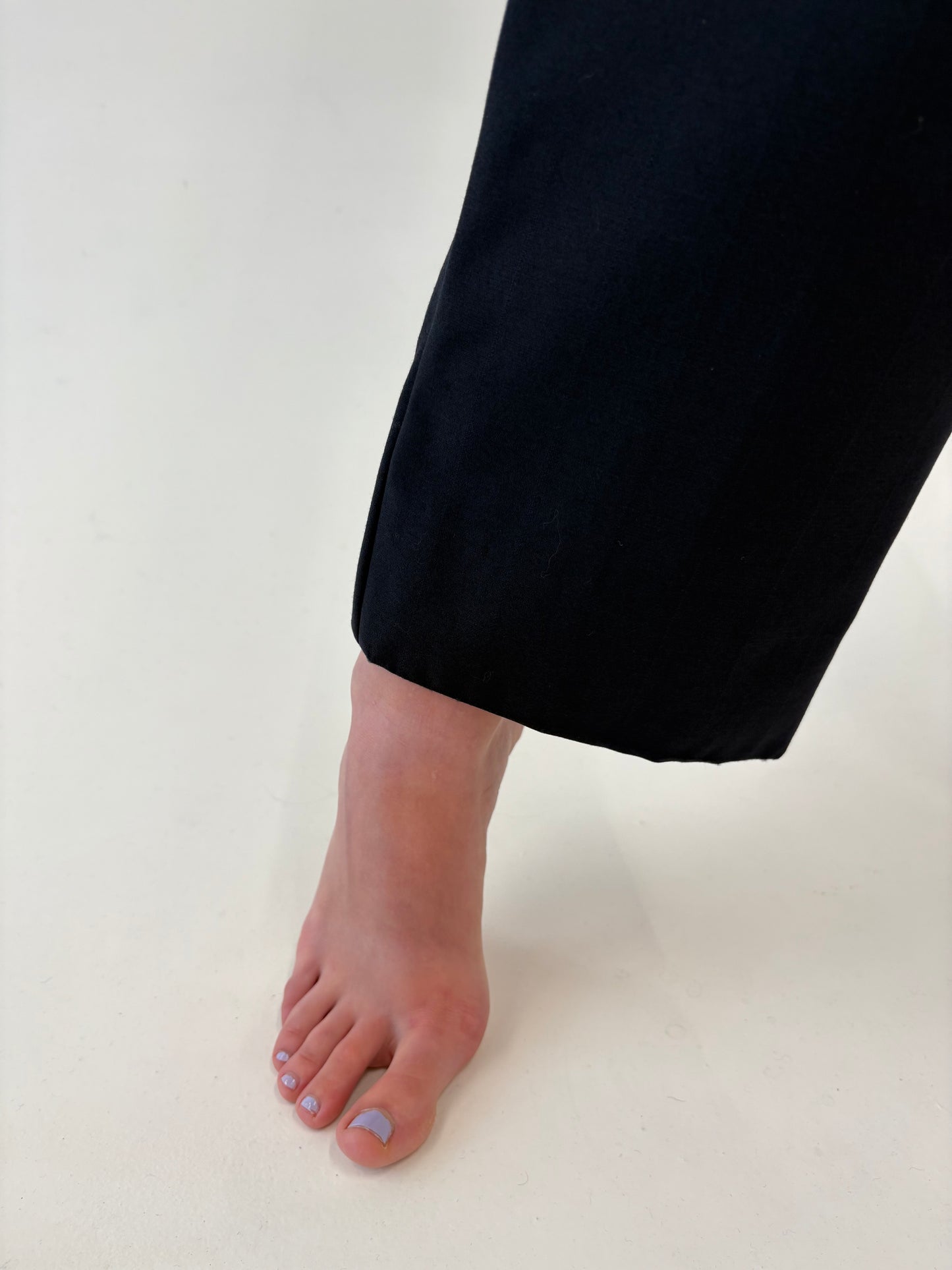 Pantaloni Navy cu pense din lana extrafina în croi super actual