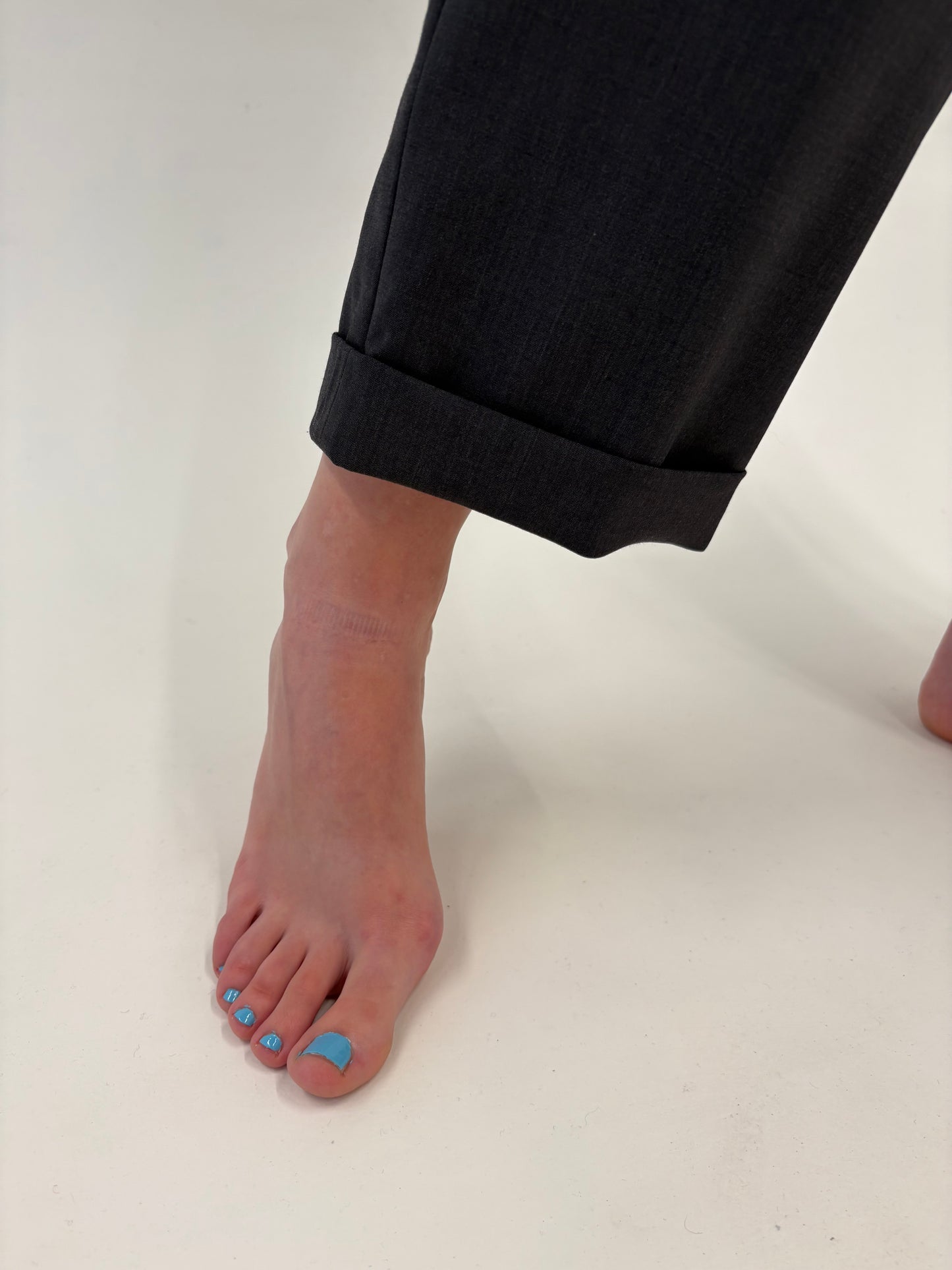 Pantaloni charcoal gray cu talie ultra înaltă si pense din lana extrafina