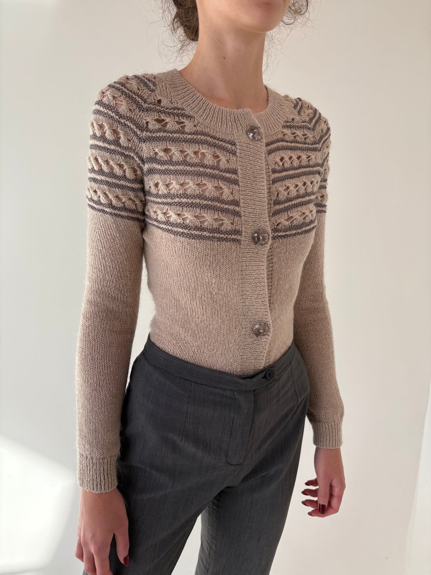 Cardigan nude usir cambrat din mix de baby mohair cu lucrătură dantelată