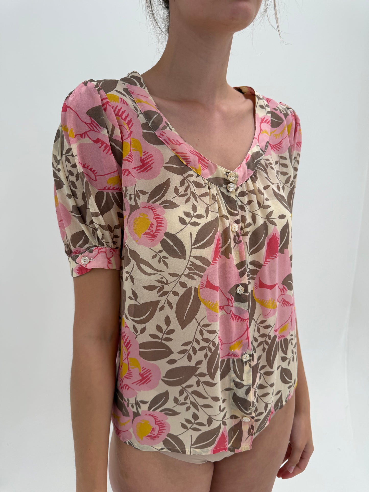 Cămașa camel în croi lejer din mătase naturală cu print floral roz