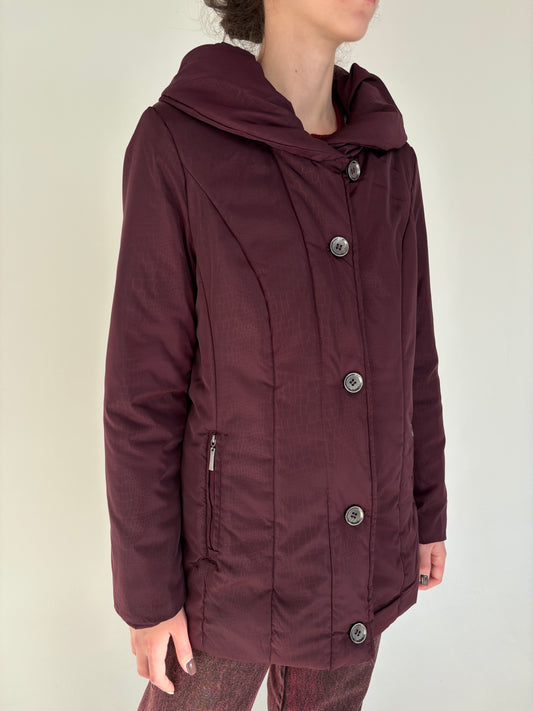 Geacă burgundy în croi ușor cambrat din material impermeabil