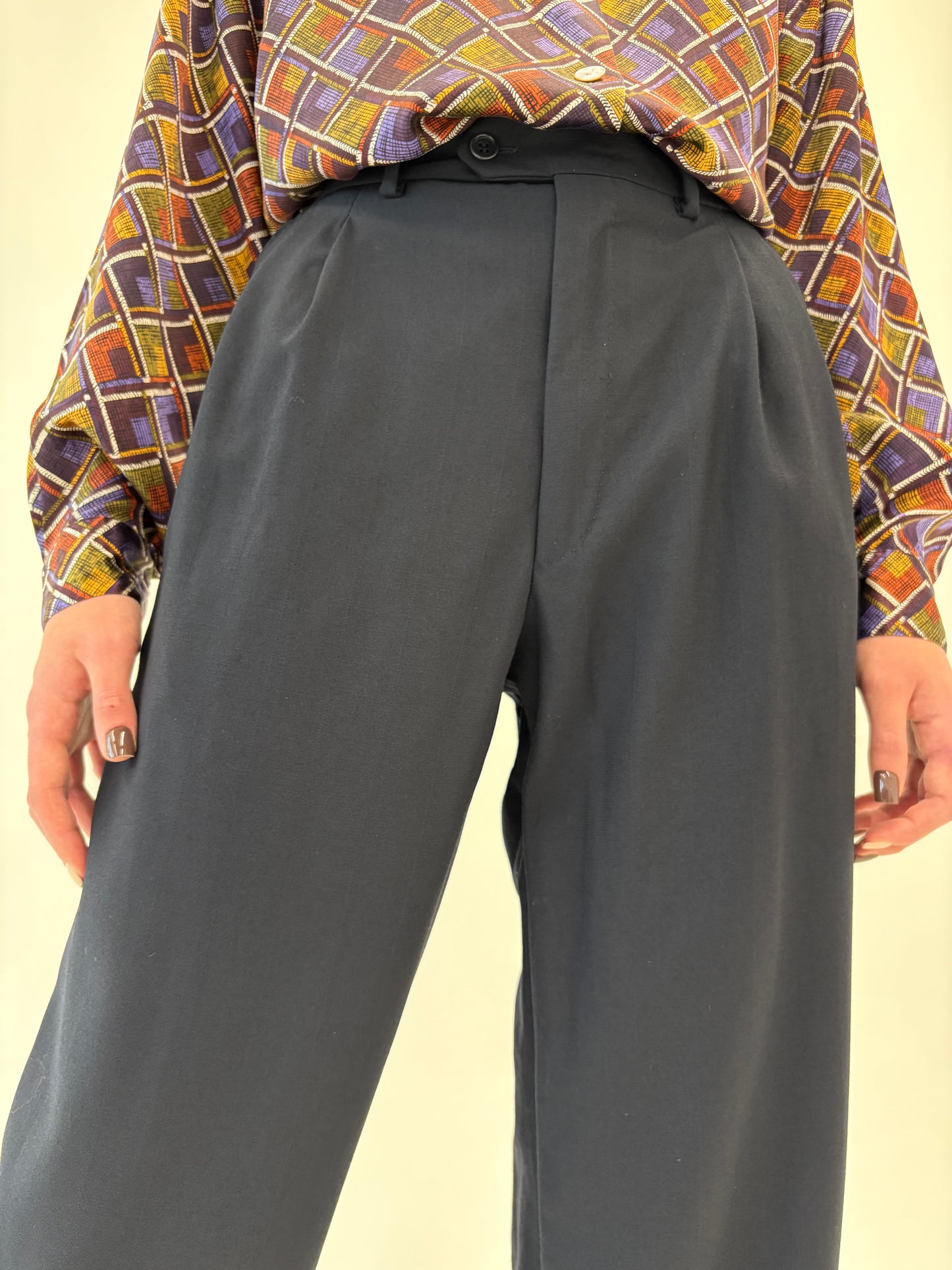 Pantaloni Navy cu pense din lana extrafina în croi super actual