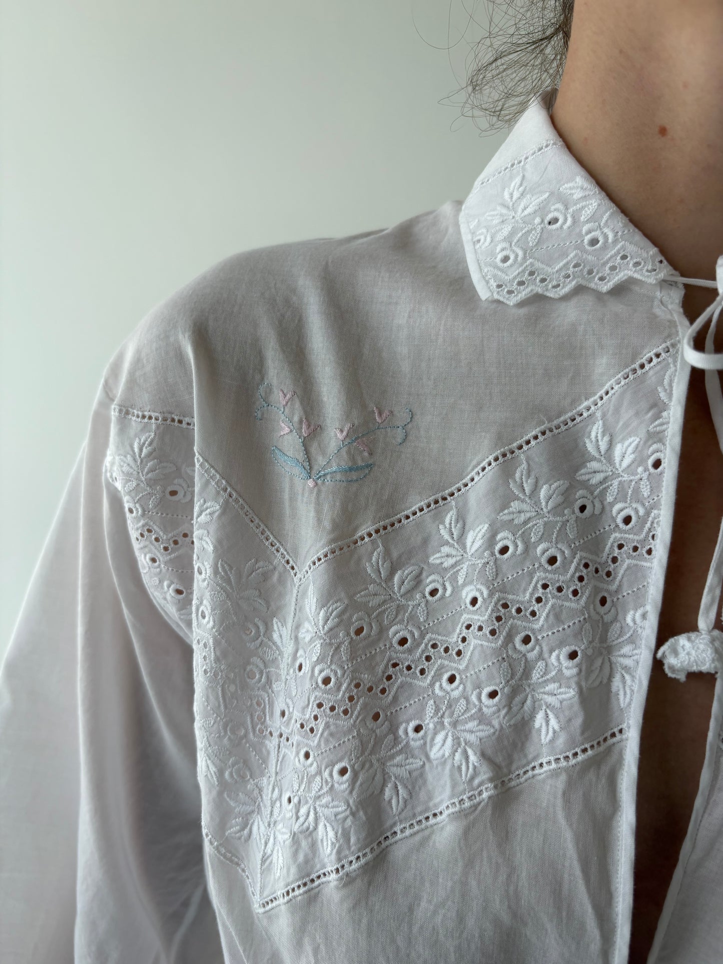 Rochie vintage italiană bijuterie din panzica extrafina de in cu broderie manuală